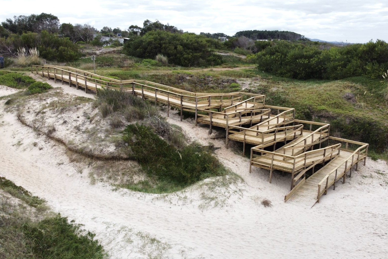 Una nueva bajada accesible en Balneario Sierras del Mar del municipio de La Floresta ·