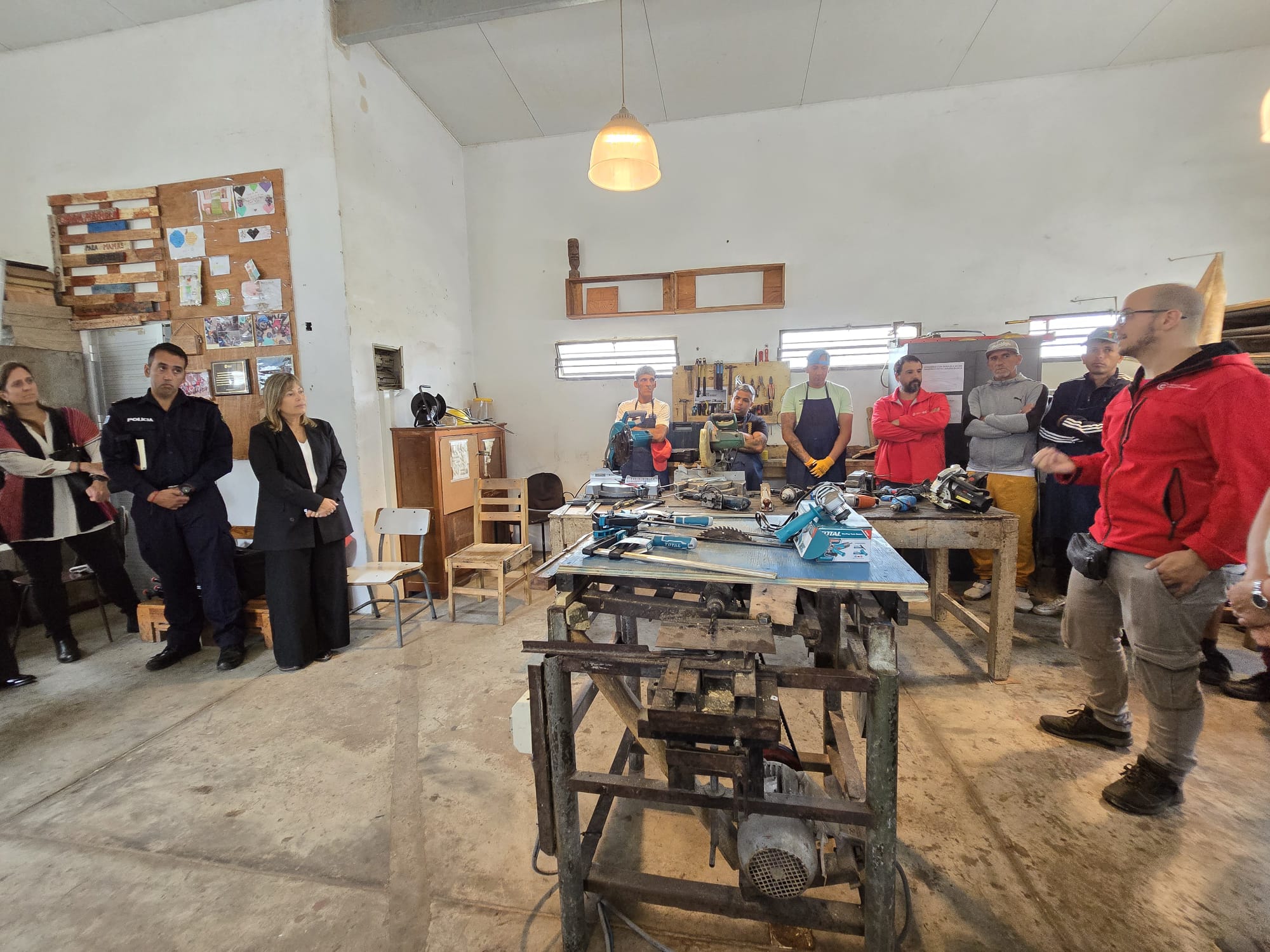 Intendencia fortalece espacios formativos en la Unidad Nº 7 del INR con entrega de equipamiento para carpintería