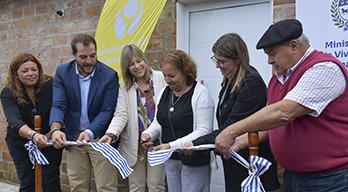 Nueva entrega de viviendas del proyecto de regularización y mejoramiento Barrial en Pando 