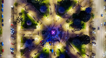 Inauguración de una nueva fuente seca interactiva en la plaza principal de Soca