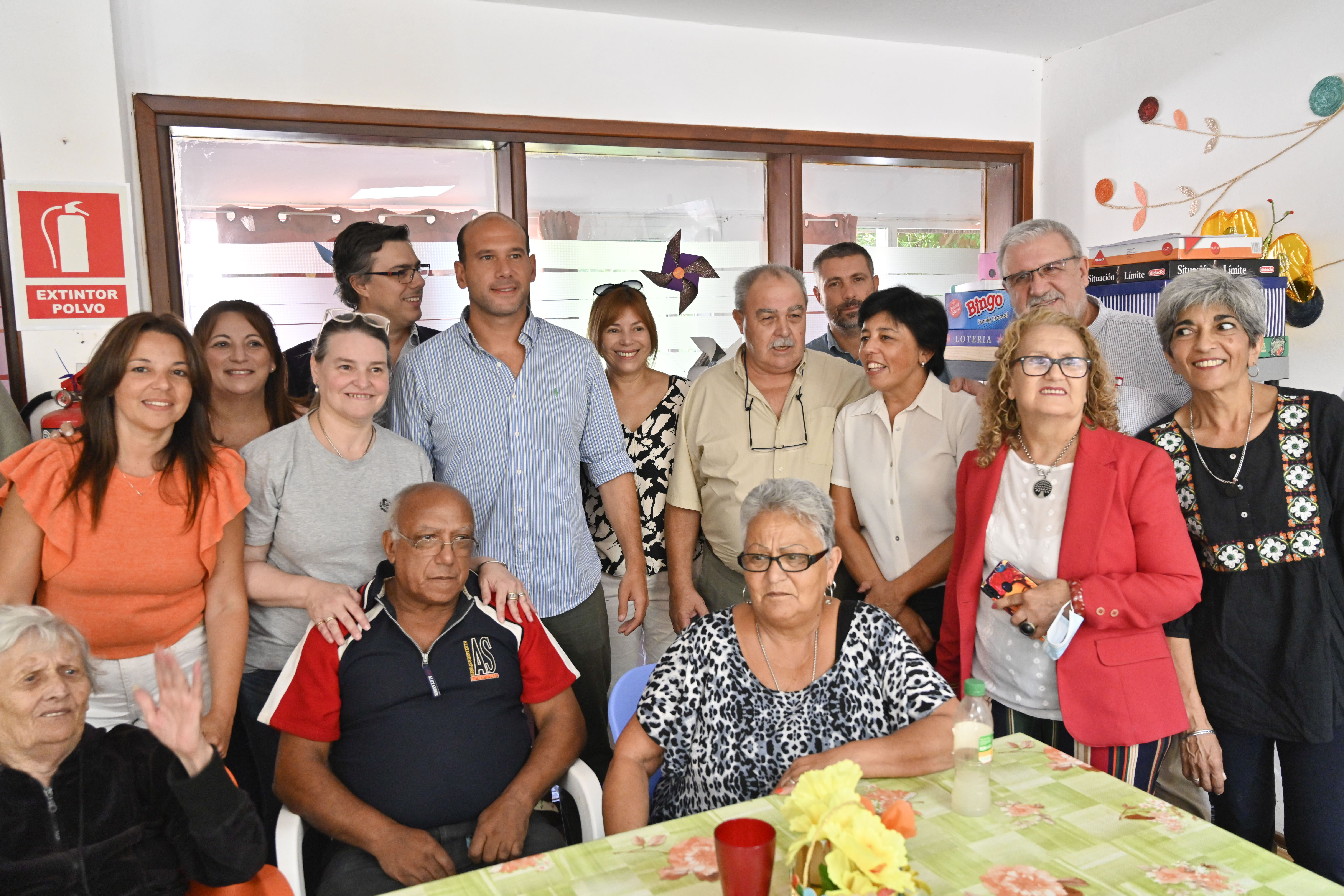 Directora  Garrido y Alcalde Pérez reciben al  Ministro Lema en Centro de día en Pando