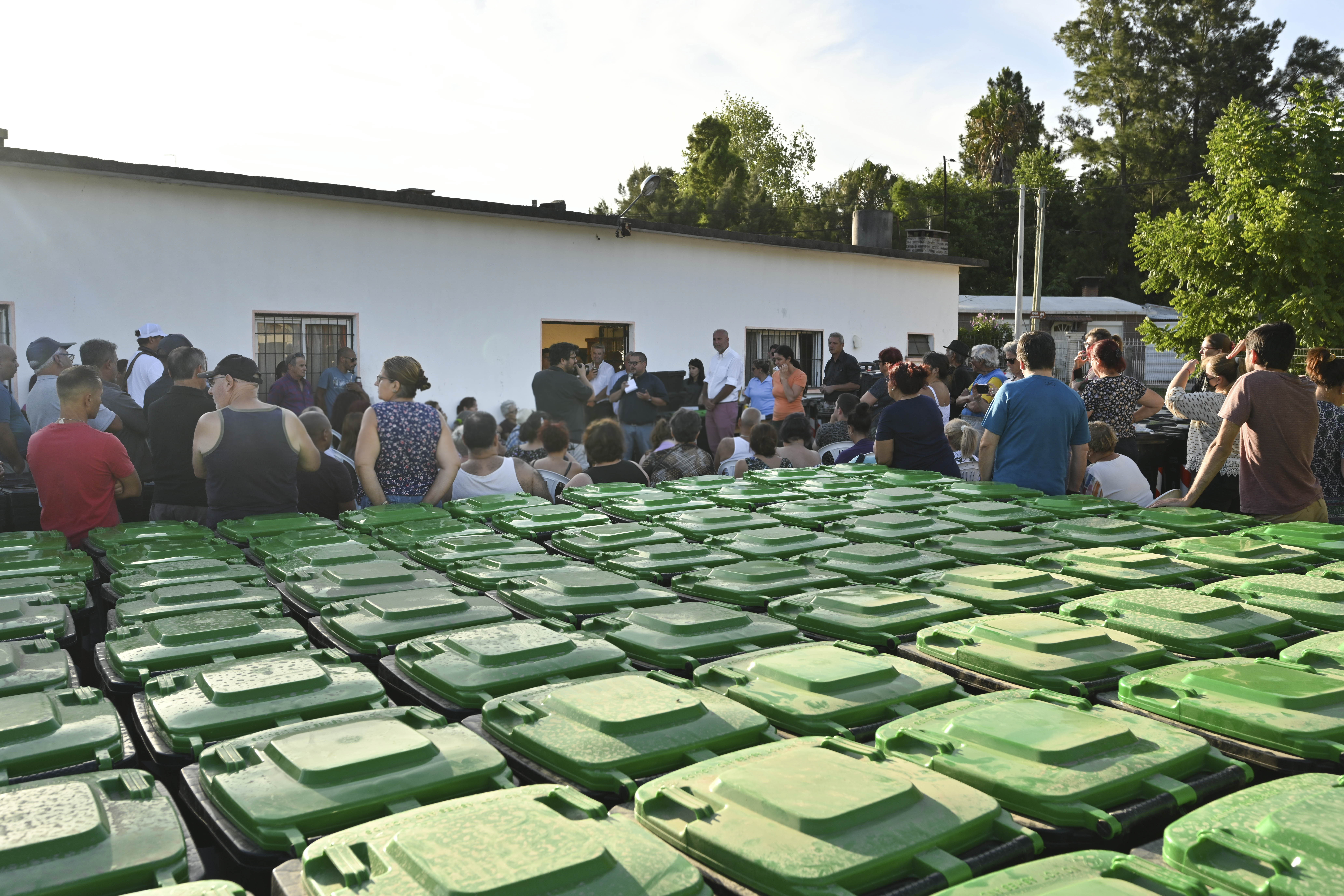 Continúa la entrega de composteras y contenedores para reciclar, en esta oportunidad se dieron 150 en Barros Blancos
