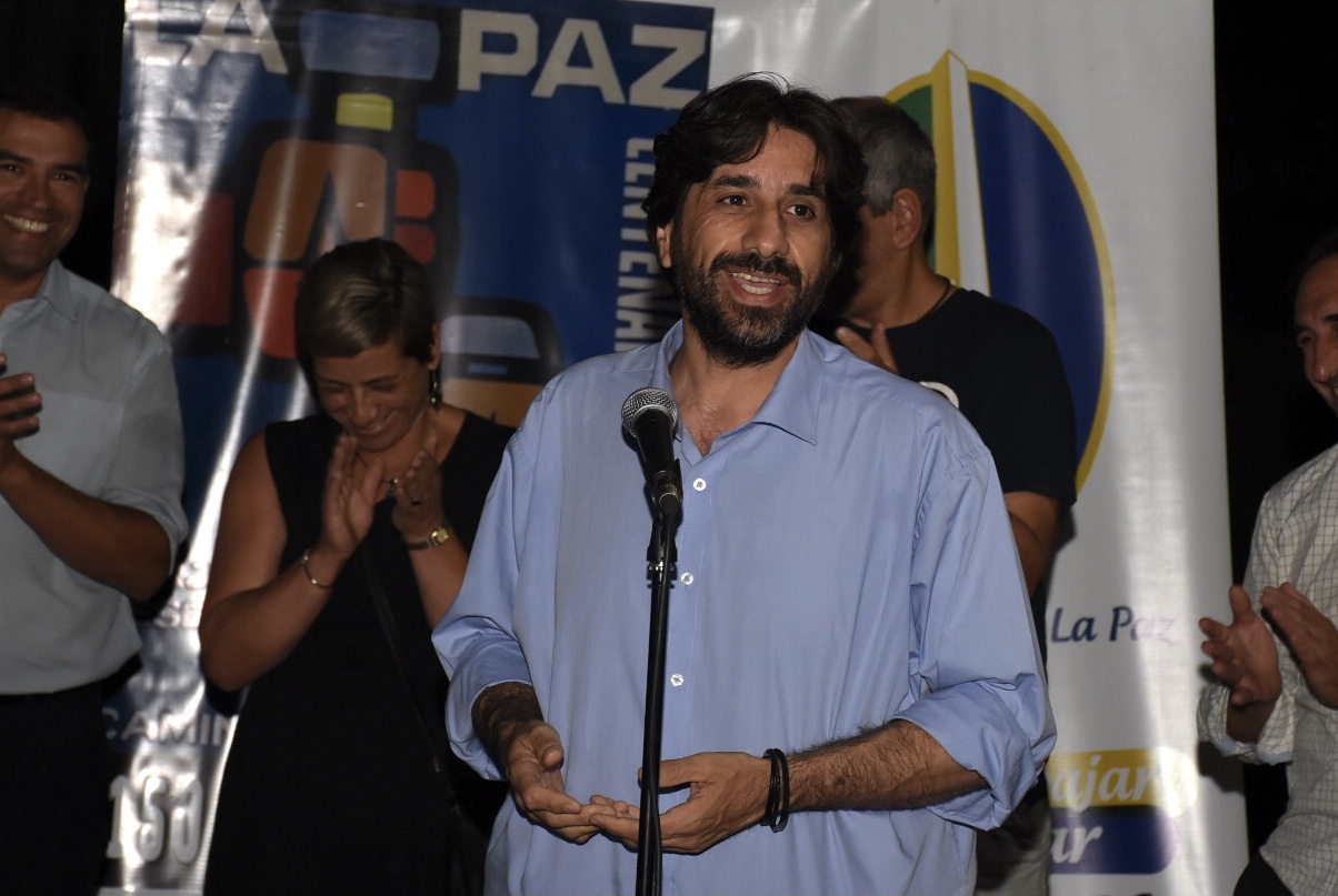 Intendente interino de Canelones, Marcelo Metediera en la inauguración de luminarias en La Paz