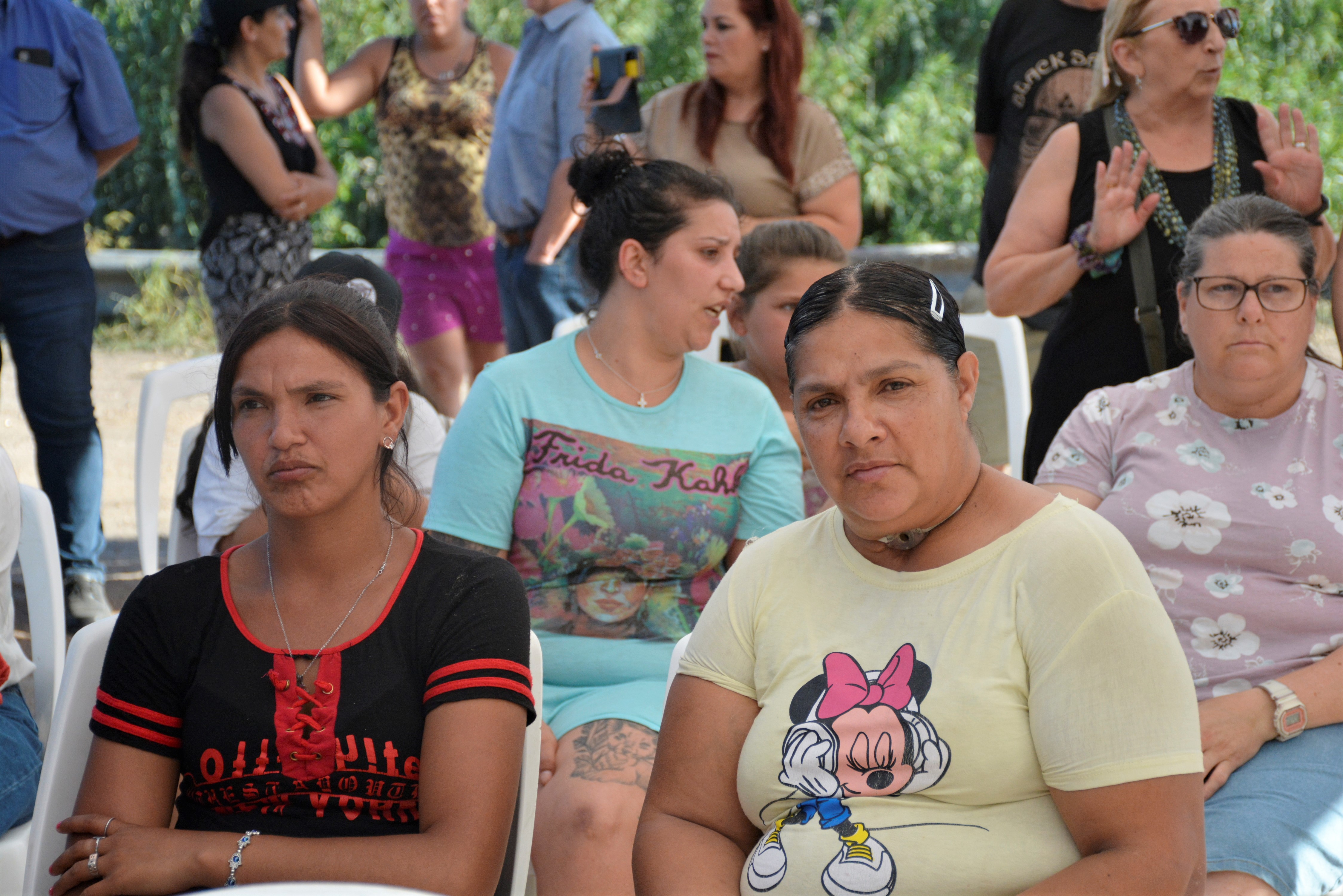Vecinos y vecinas en la firma de contrato en La Paz