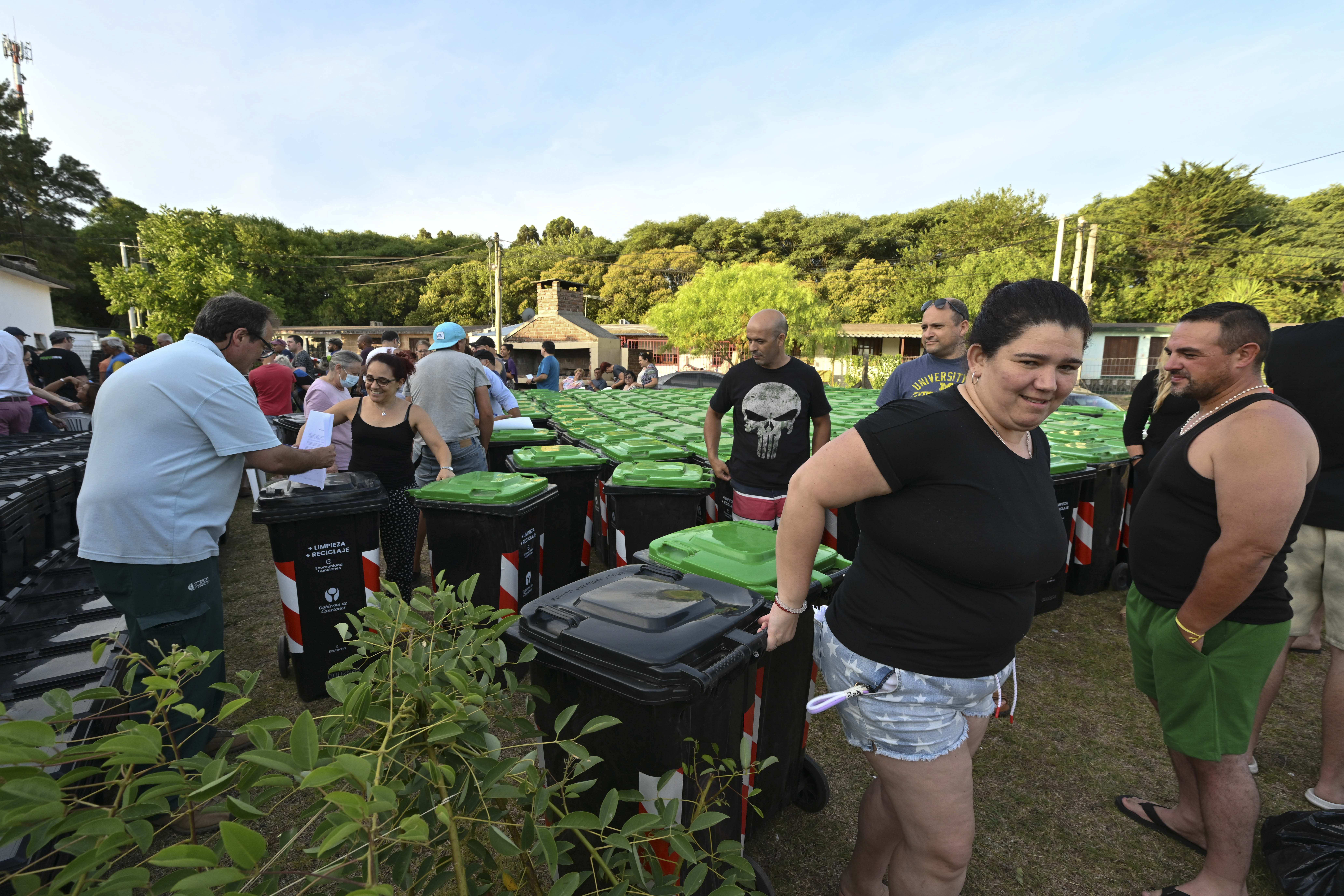 Continúa la entrega de composteras y contenedores para reciclar, en esta oportunidad se dieron 150 en Barros Blancos