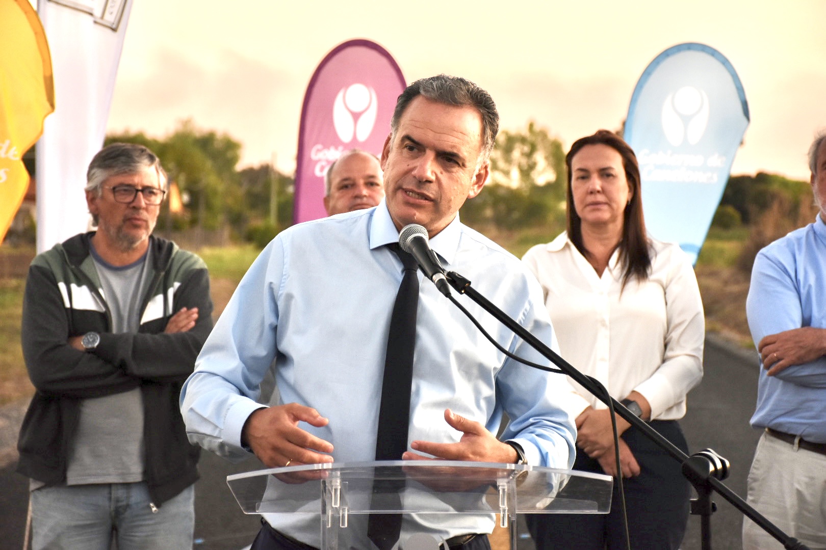 Intendente de Canelones, Prof. Yamandú Orsi en la inuguración de obra de pavimentación en Camino Paso del Medio