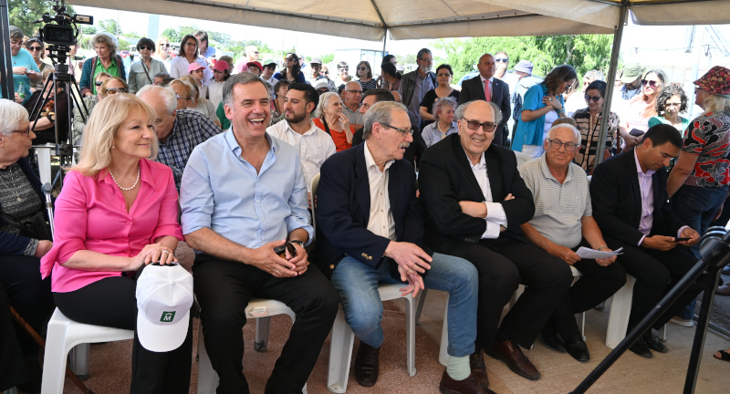 Intendenta de Montevideo, Carolina Cosse; Intendente de Canelones, Yamandú Orsi; ex Intendente de Montevideo - Ricardo Ehrlich; Ex Intendente de Canelones, Marcos Carámbula; Uruguay Russi en representación de la Comisión Homenaje al artista Juan Antonio “Cacho” Cavo;  Alcalde del Municipio de La Paz, Bruno Fernández