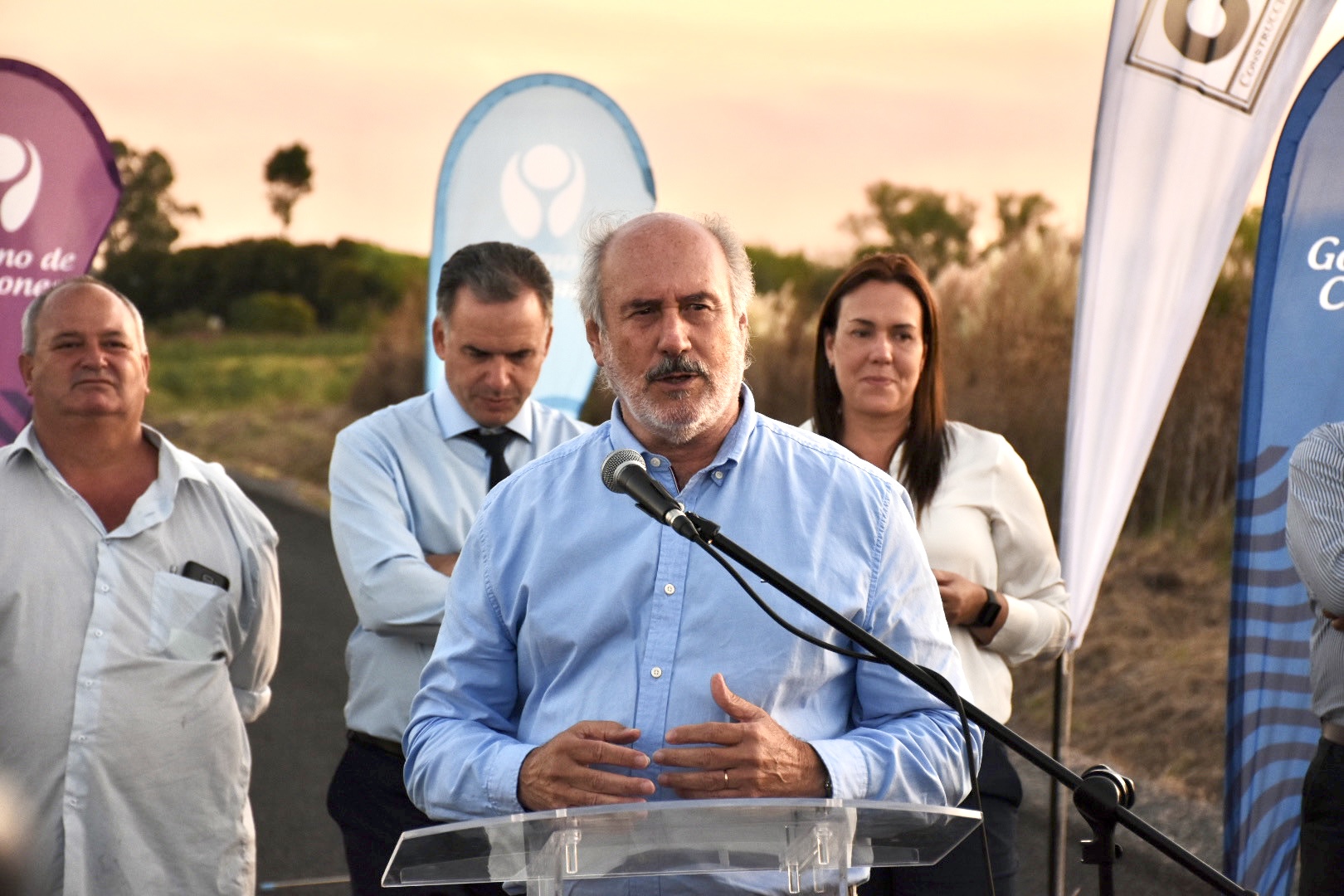 Sub Director de la Oficina de Planeamiento y Presupuesto de Presidencia, Benjamín Irazabal, en la inuguración de obra de pavimentación en Camino Paso del Medio