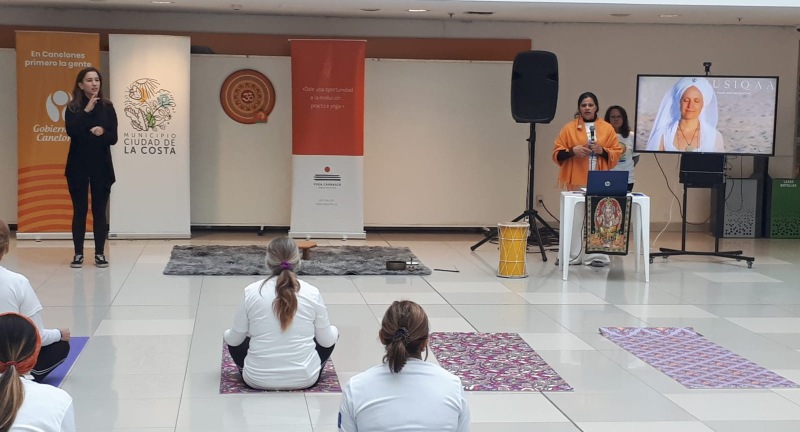 Gabriela Aguilar, profesora de la Academia Shiva Shakti, participa de la apertura de la celebración del Día Internacional del Yoga