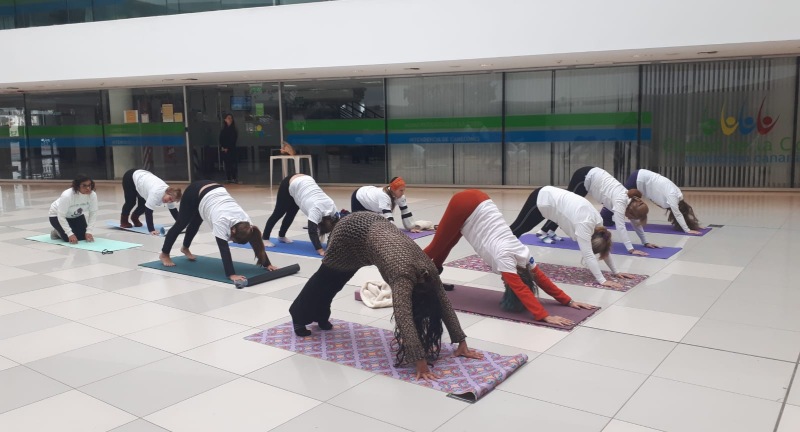 Se celebró el Día Internacional del Yoga en el Hall del Centro Cívico Costa Urbana