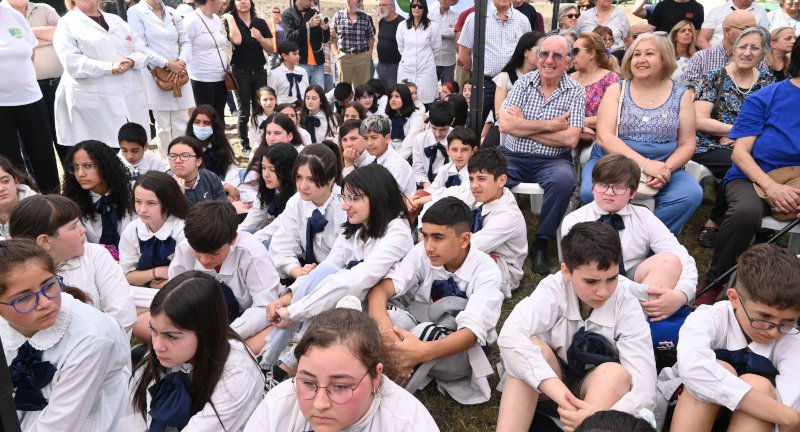 Niños y niñas de la escuela N° 107 y el Colegio CEI en inauguración del monumento en homenaje al artista Juan Antonio “Cacho” Cavo 
