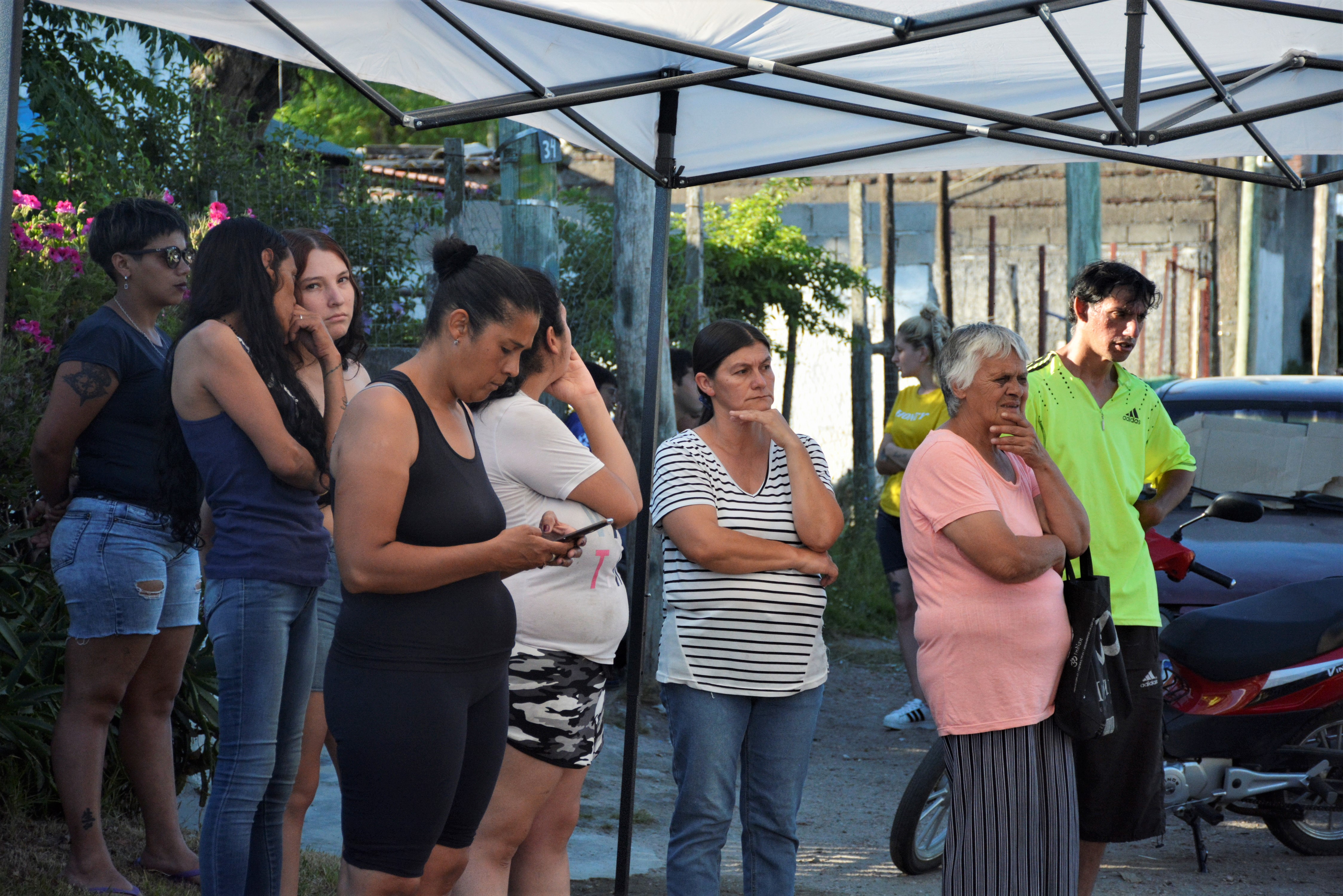Vecinos y vecinas en la firma de contrato en La Paz