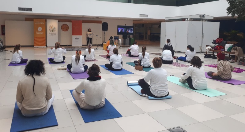 Se celebró el Día Internacional del Yoga en el Hall del Centro Cívico Costa Urbana
