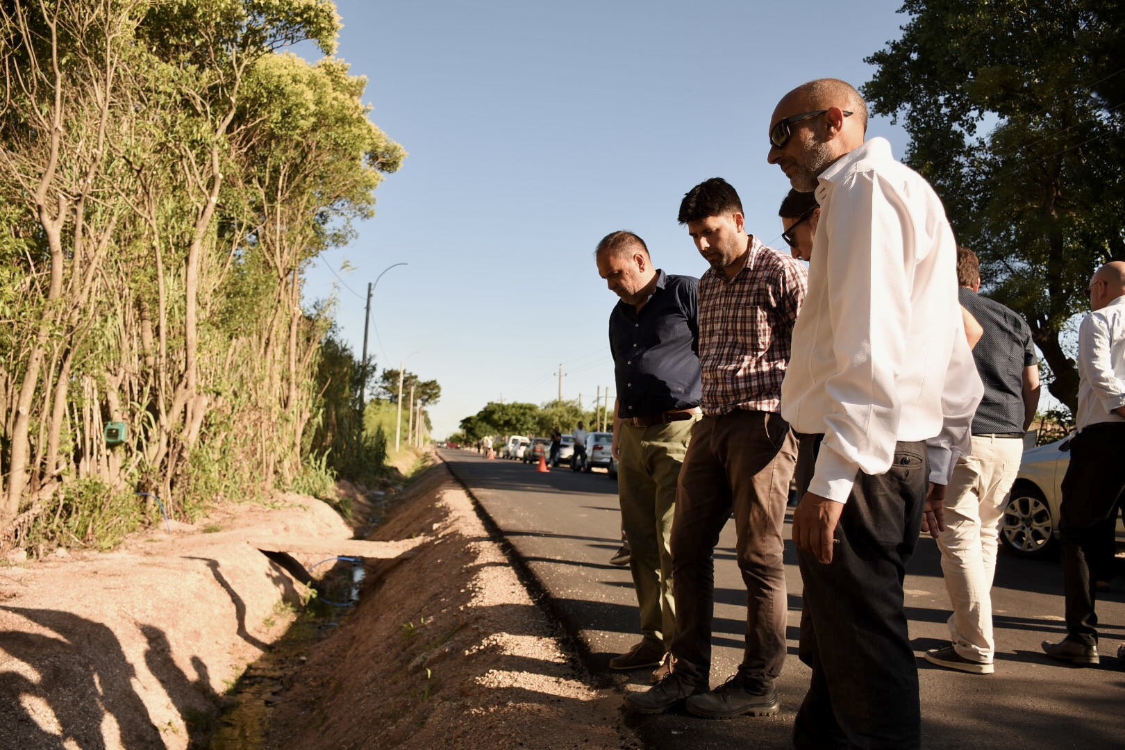Autoridades departamentales y locales recorriendo obras de pavimentación de camino Poquitos en Las Piedras 
