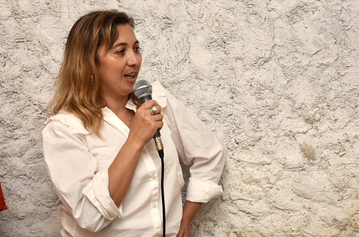 Coordinadora del proyecto La Otra Esquina, Nadia Barreto, en la firma de convenio entre Intendencia y Junta Nacional de Drogas