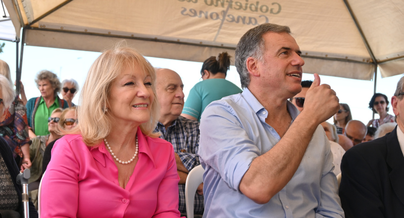  Intendenta de Montevideo, Carolina Cosse, Intendente de Canelones, Yamandú Orsi,  en inauguración del monumento en homenaje al artista Juan Antonio “Cacho” Cavo 