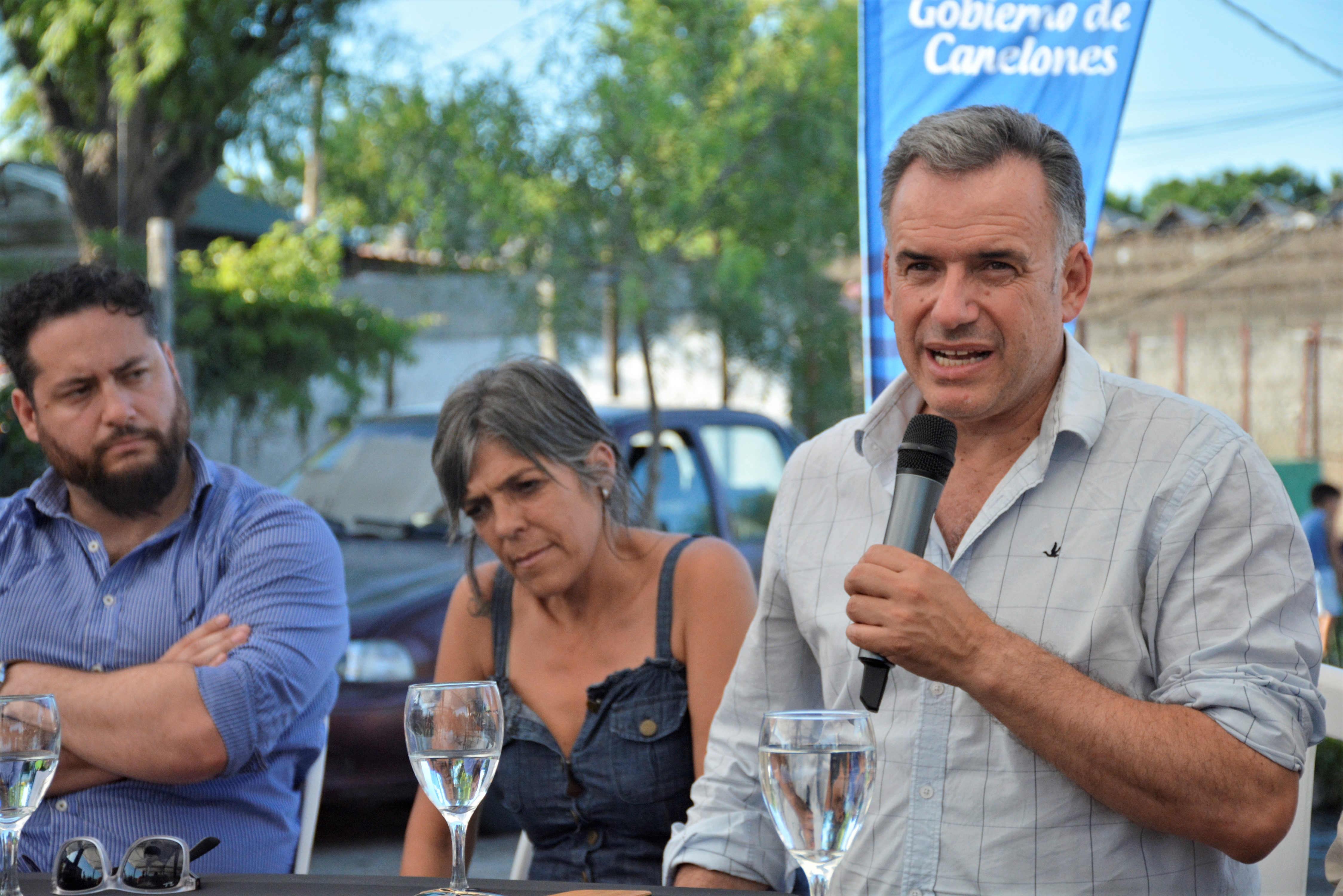 De izquiera a derecha: Director General de Agencia de Vivienda y Convivencia Ciudadana, Rodrigo Amengual, Pro Secretaria General, As. Soc. Silvana Nieves e Intendente de Canelones, Prof. Yamandú Orsi.