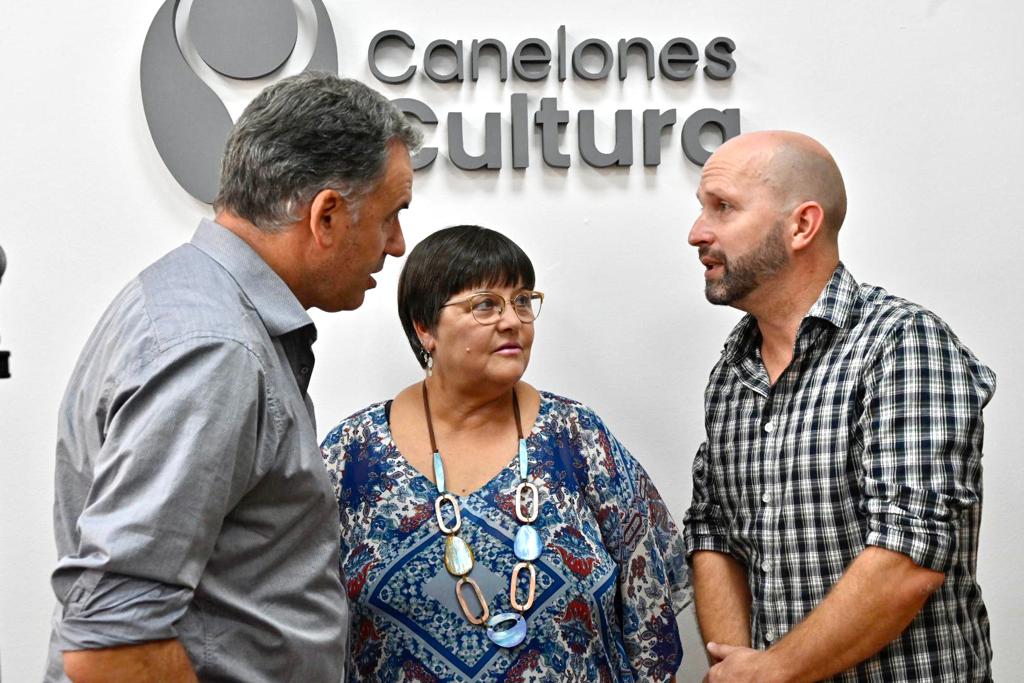 El Intendente de Canelones, Prof. Yamandú Orsi, la Director de Gestión Territorial, Loreley Rodríguez, y el Director General de Cultura, Sergio Machín, en la entrega de premios de los proyectos seleccionados de los fondos Canelones - PRENDE