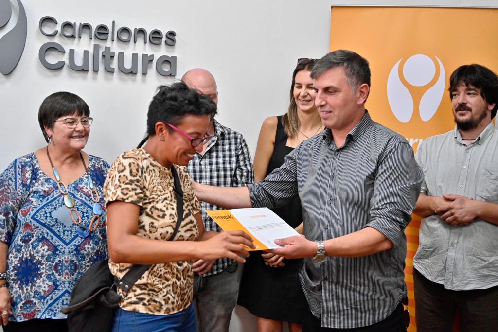 El Director de Desarrollo Local y Participación, Ruben Moreno, en la entrega de premios de los proyectos seleccionados de los fondos Canelones - PRENDE 