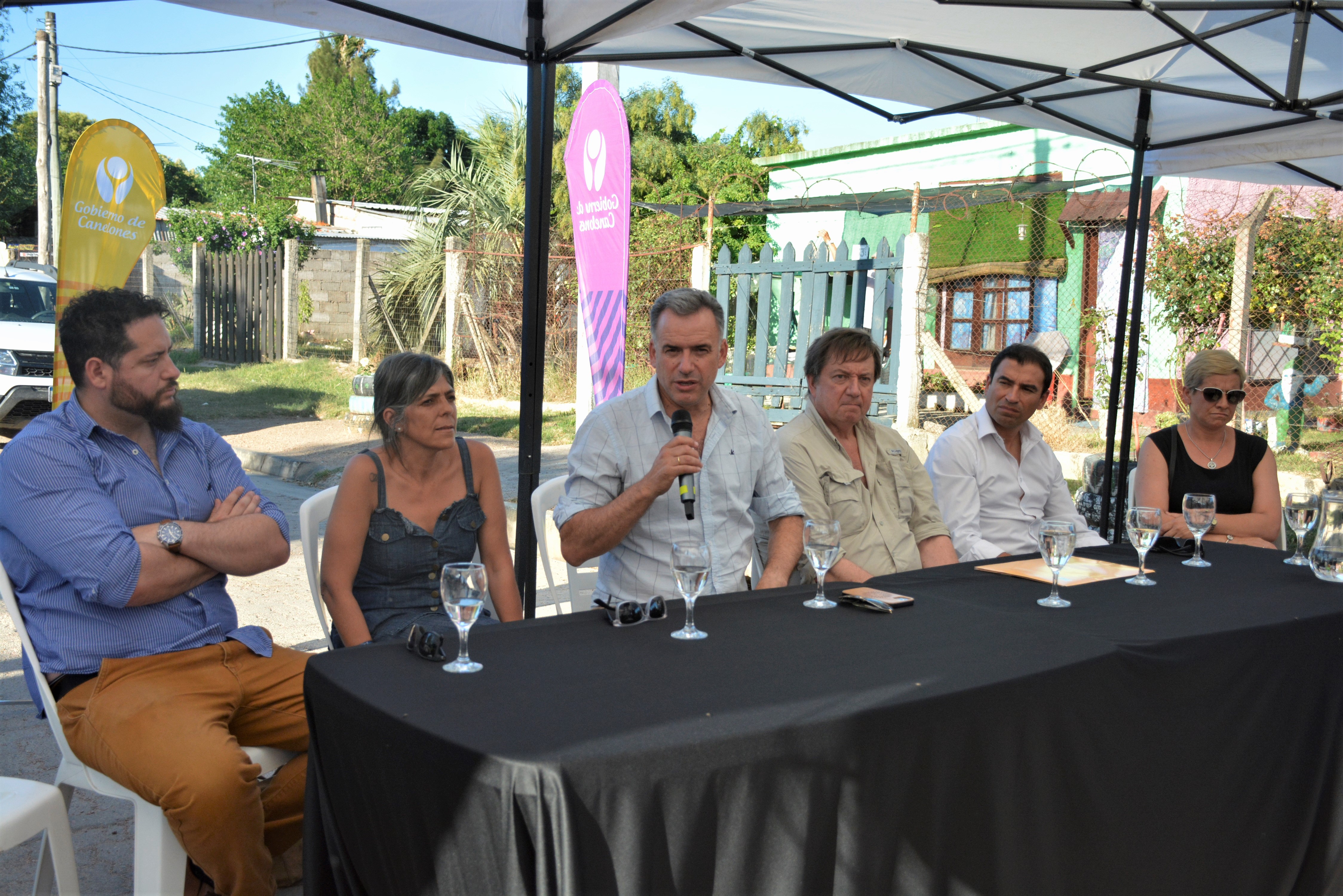 Autoridades departamentales y locales en la firma de contrato en La Paz