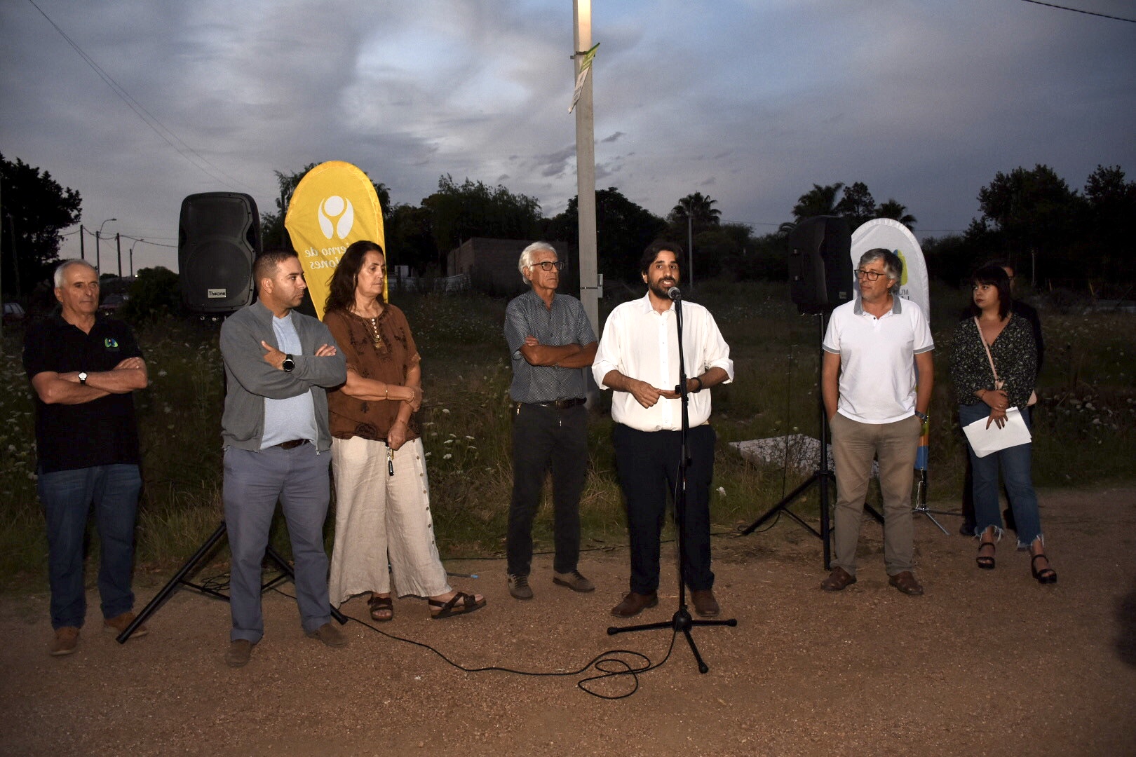 Autoridades departamentales y locales en la inauguración de luminarias en Las Piedras