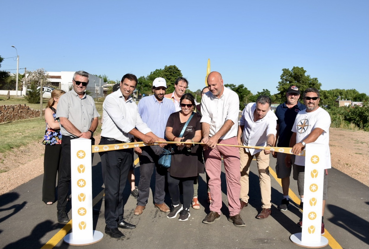 Autoridades departamentales, locales, vecinas y vecinos en la inauguración de la pista de maniobras de tránsito en La Paz