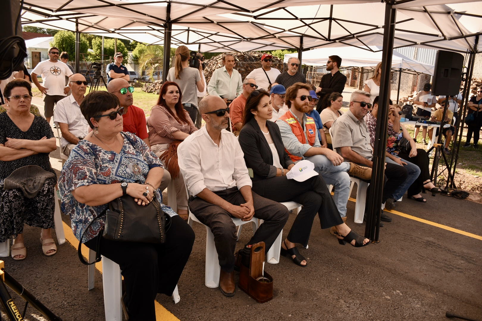 Autoridades departamentales, locales, vecinas y vecinos en la inauguración de obras en La Paz