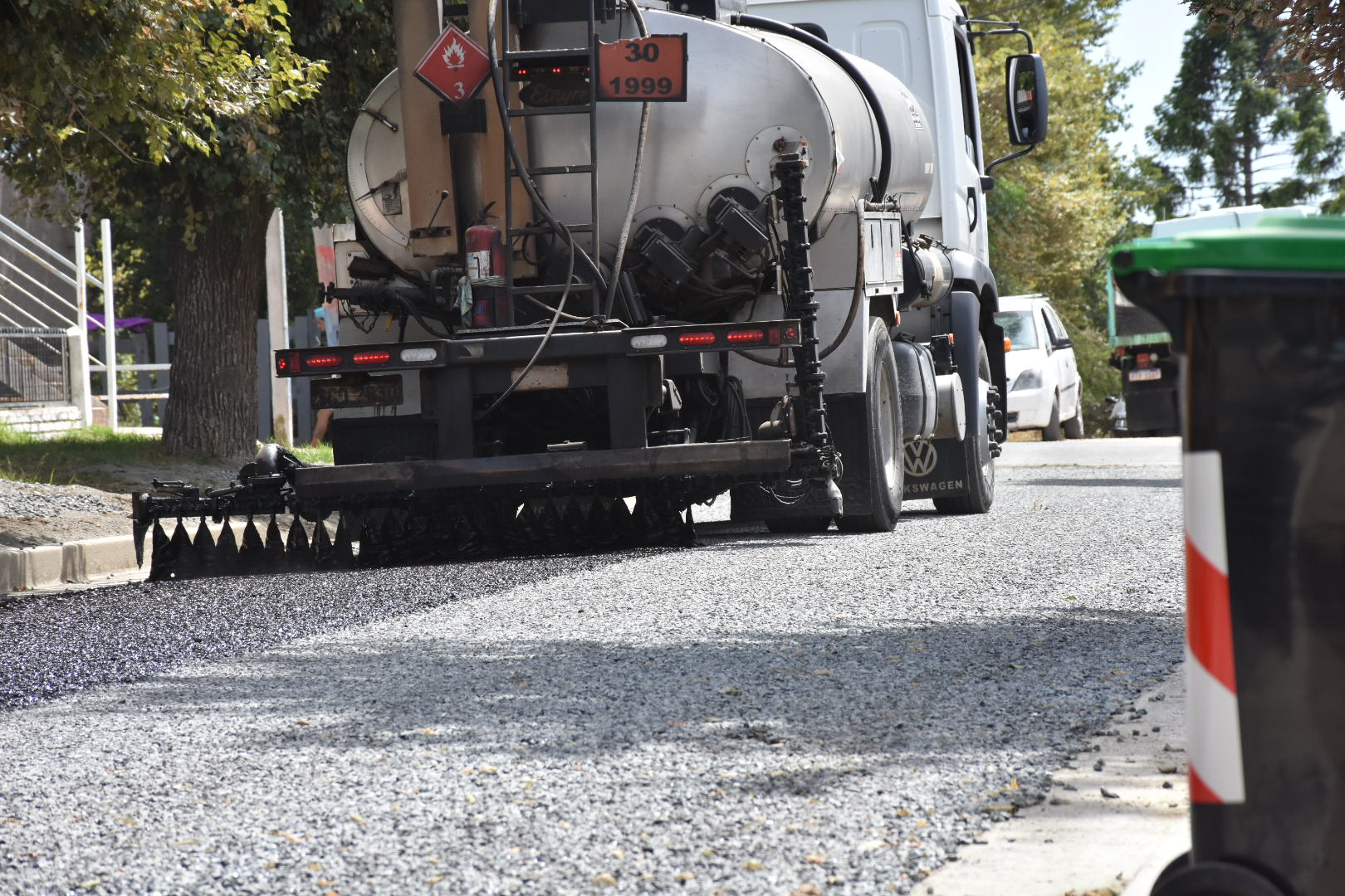 Camión regadora colocando asfalto en calle Ituzaingó 