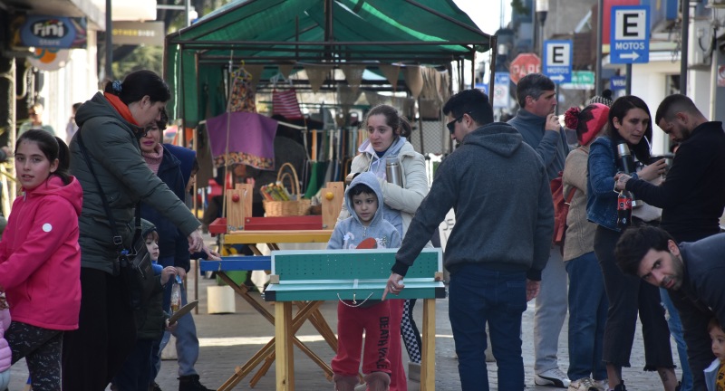 Feria de artesanos en la ciudad de Canelones
