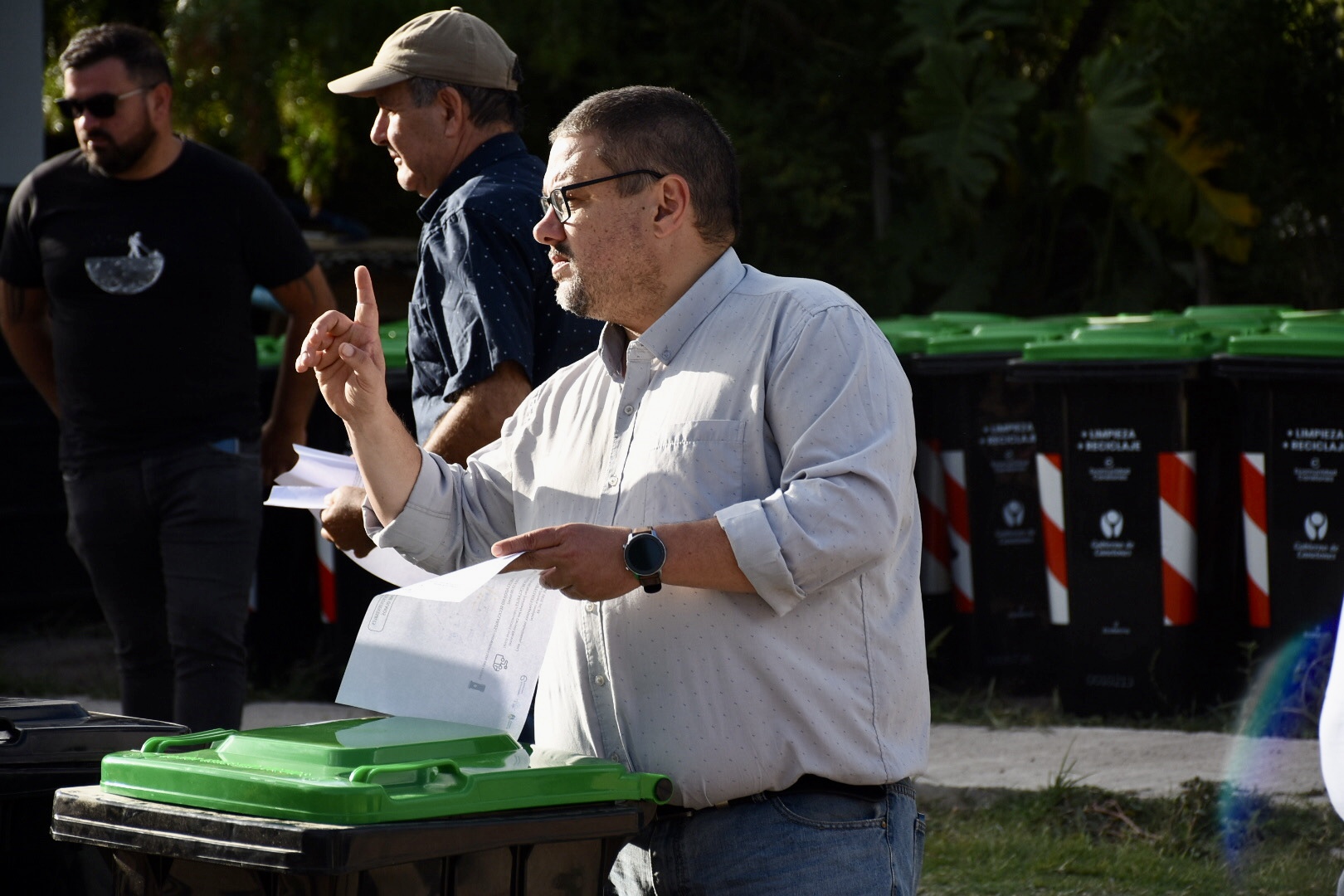 Director General de Gestión Ambiental, Leonardo Herou, en entrega de contenedores y composteras en Empalme Olmos