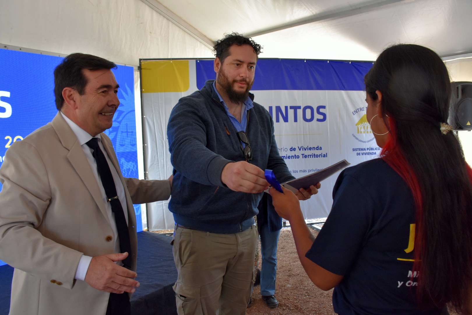 Director de la Agencia de Vivienda y Convivencia Ciudadana, Rodrigo Amengual entrega llave a participante del programa Juntos