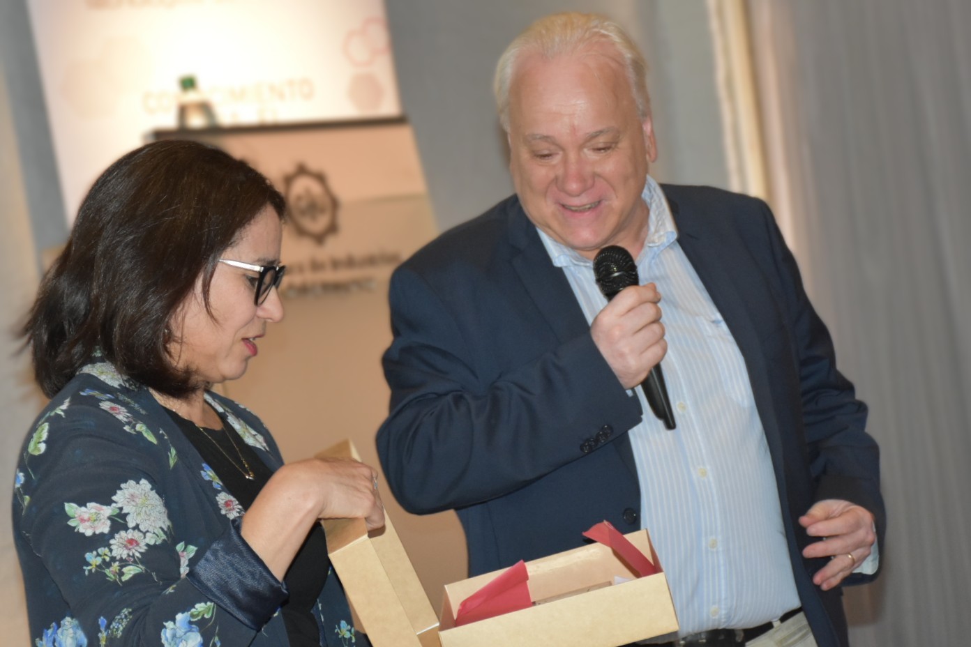 Dr. Amestoy hace entrega de reconocimiento a la Gerenta de la Incubadora Khem, Cristina Montero