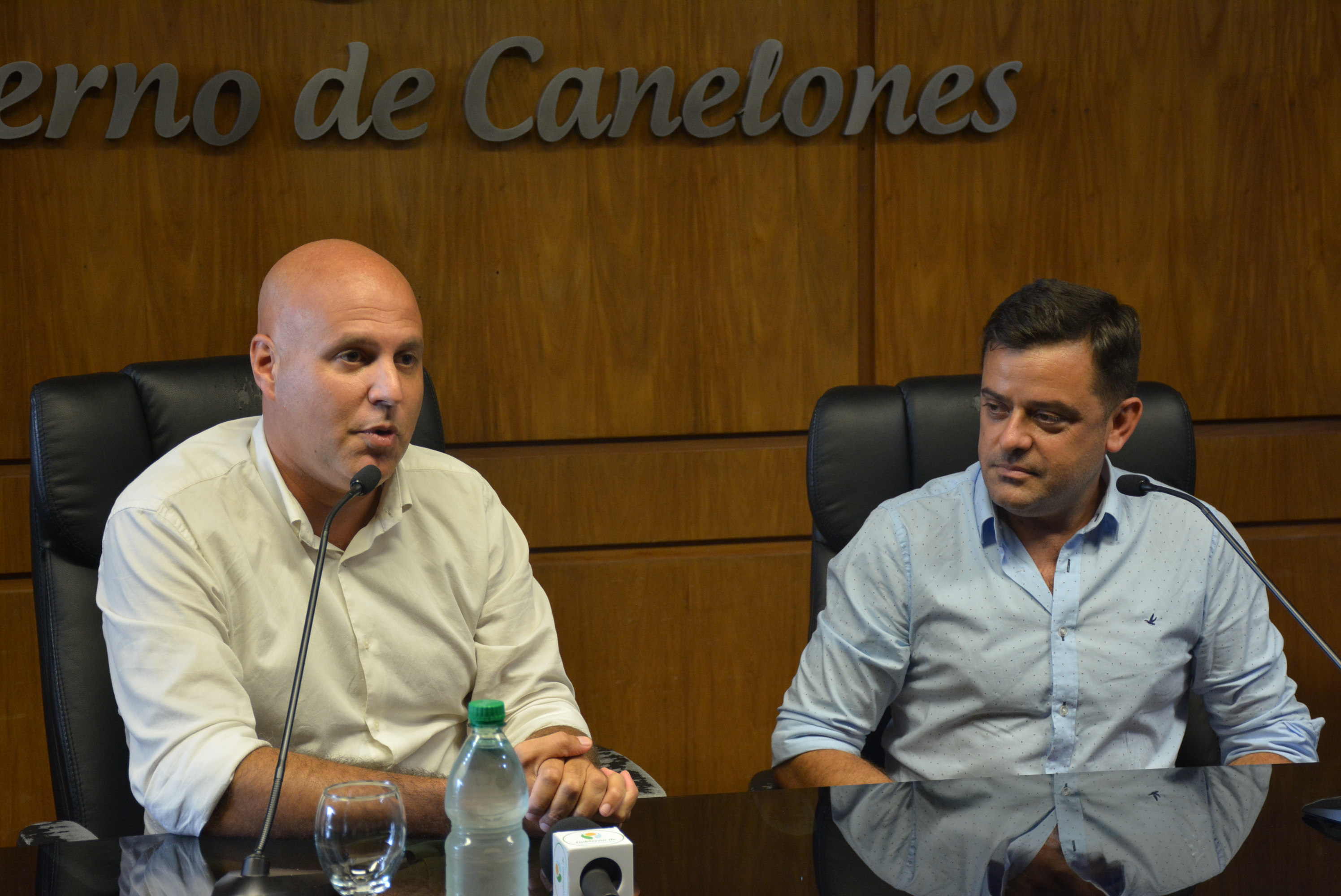 El Secretario General de la Intendencia de Canelones, Dr. Esc. Francisco Legnani, y el piloto canario de rally Martín Cánepa en su reconocimiento por el Campeonato Cordobés de Rally 2022 