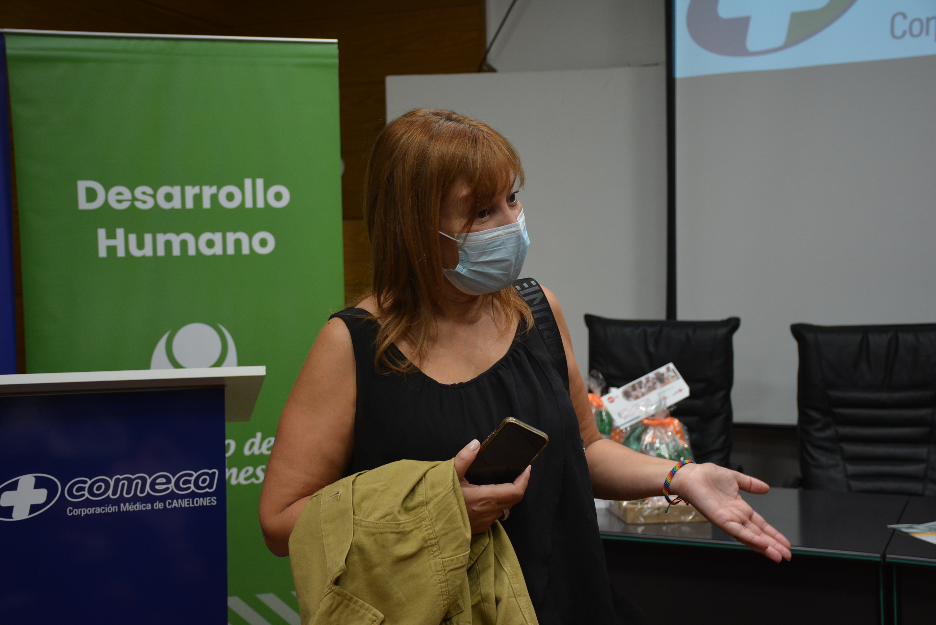  Directora General de Desarrollo Humano del Gobierno de Canelones, Prof. Gabriela Garrido, en la entrega de kits de bienvenida en el área de maternidad de Comeca, en el marco del programa 1000 días de igualdad