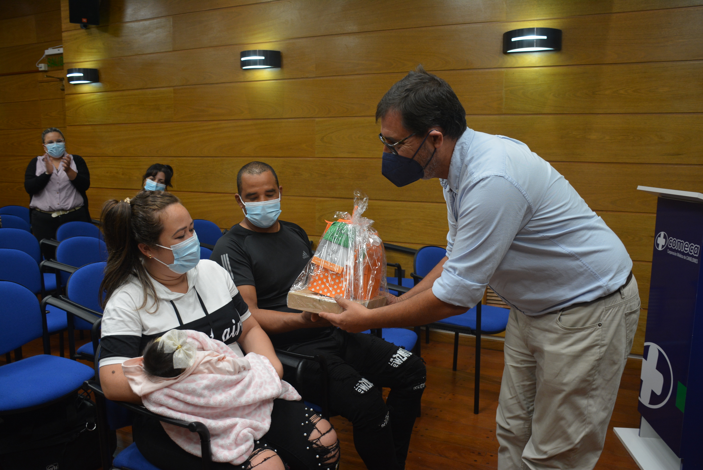 El Coordinador del Gabinete Social del Gobierno de Canelones, Alarico Rodríguez, hace entrega de un kit de bienvenida a familia beneficiaria del programa 1000 días de igualdad