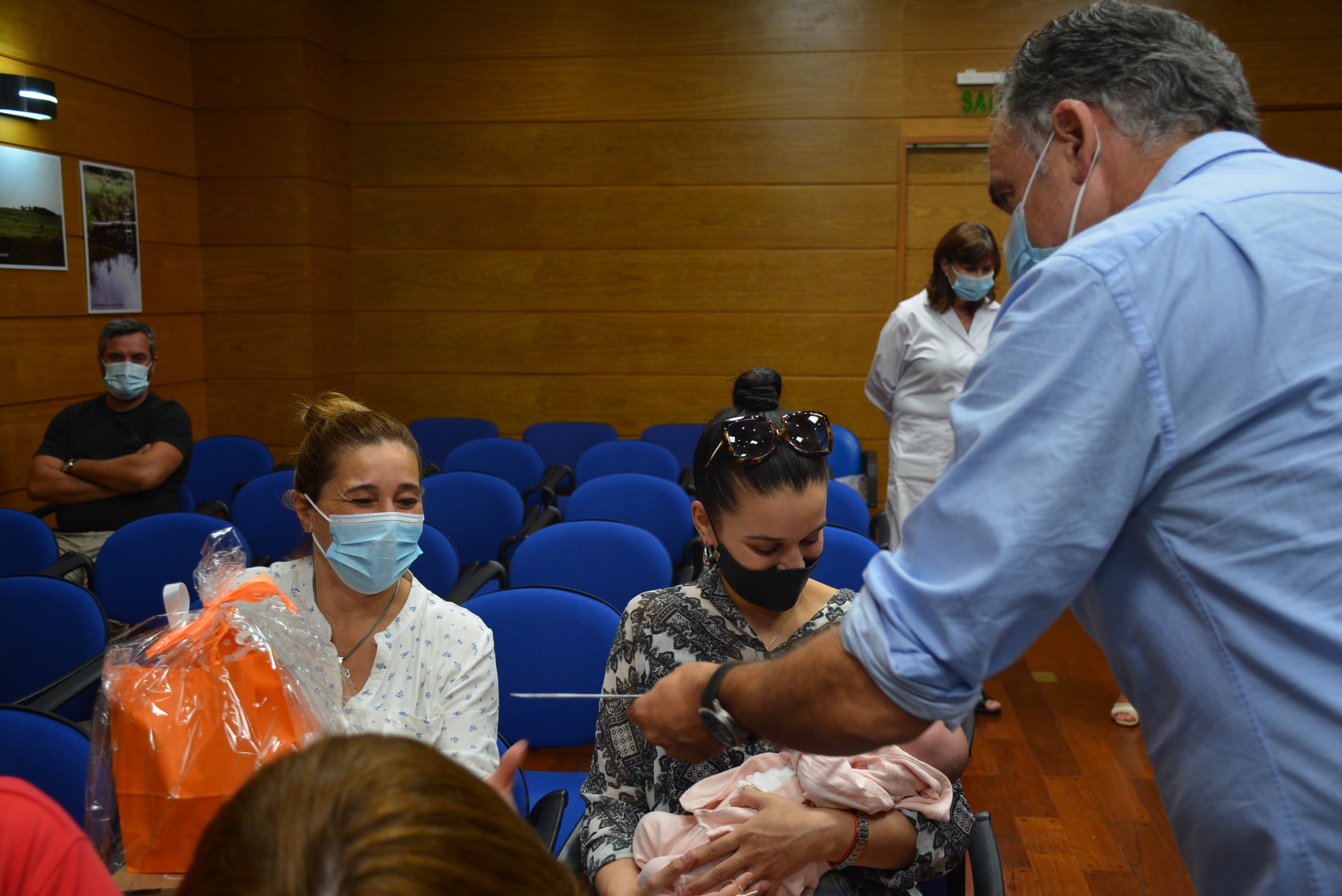 Intendente Orsi participó de entrega de kits de acompañamiento y bienvenida en el área de maternidad de Comeca, en el marco del programa 1000 días de igualdad