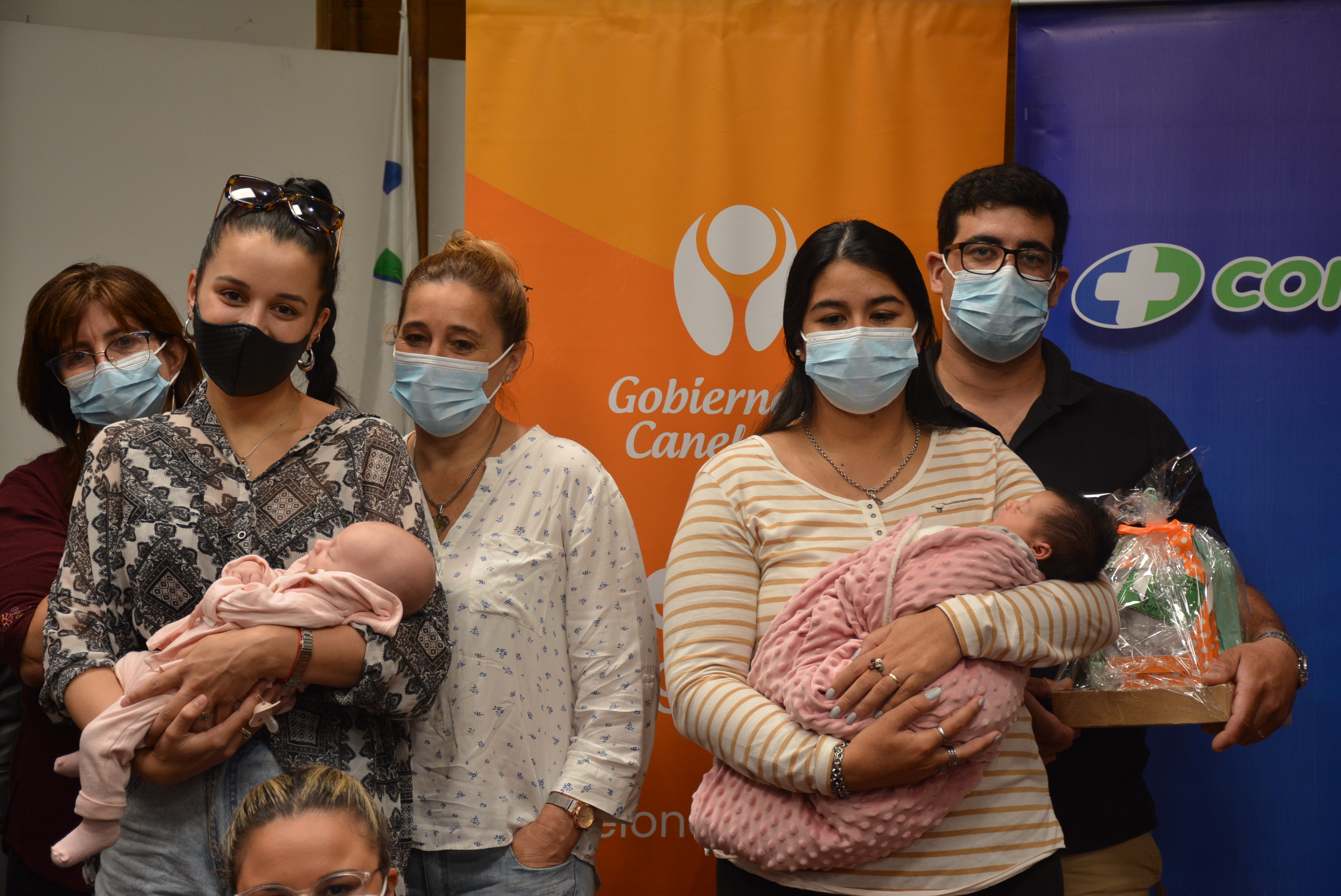 Beneficiarias del programa 1000 días de igualdad junto a sus bebés, en la entrega de kits de bienvenida