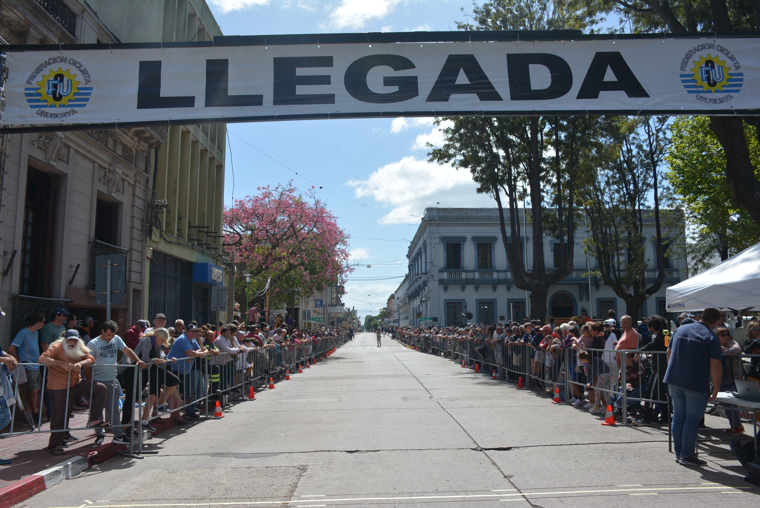 Vuelta Ciclista 2023: llegada de la primera etapa y podio en ciudad de Canelones