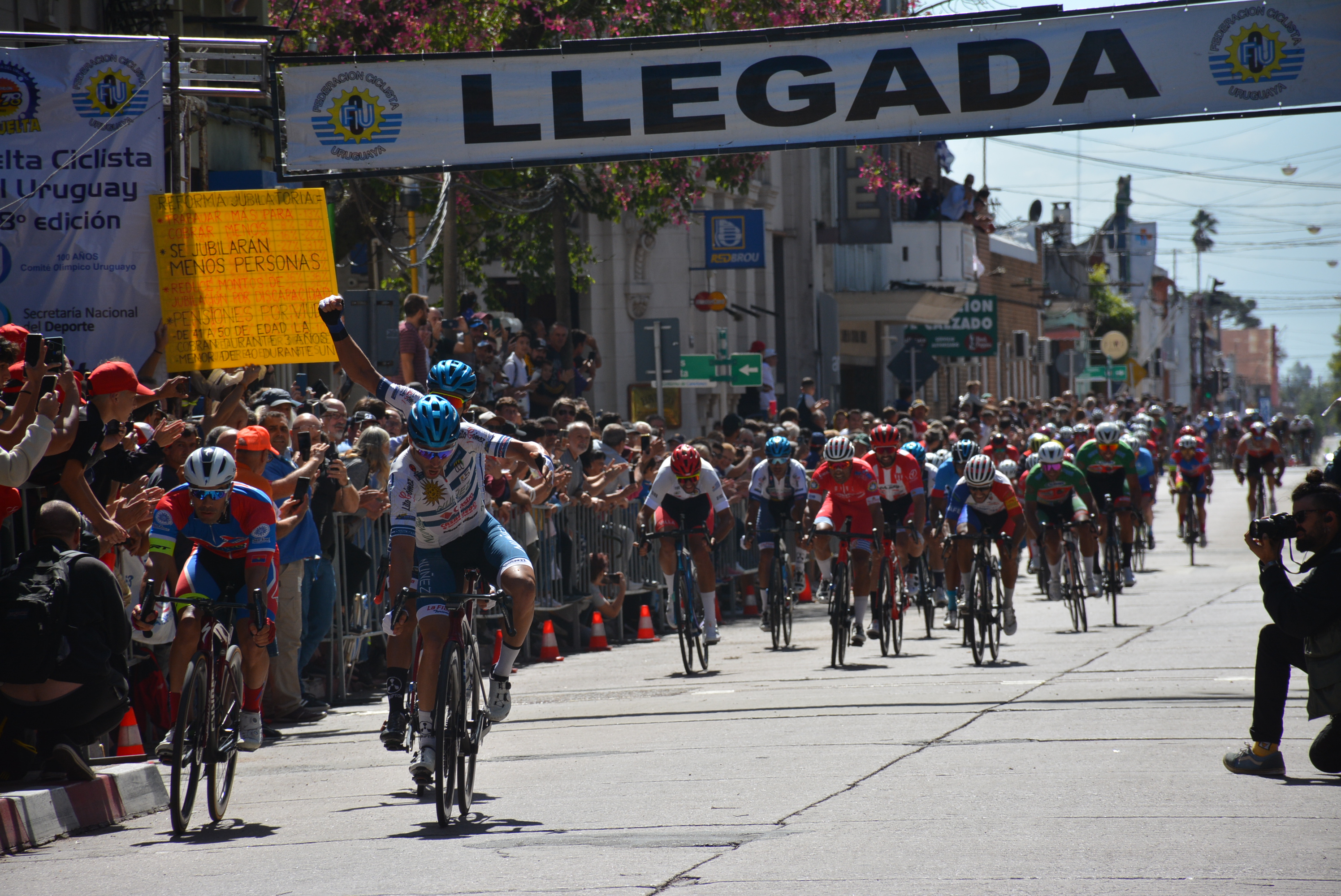 Vuelta Ciclista 2023: llegada de la primera etapa y podio en ciudad de Canelones