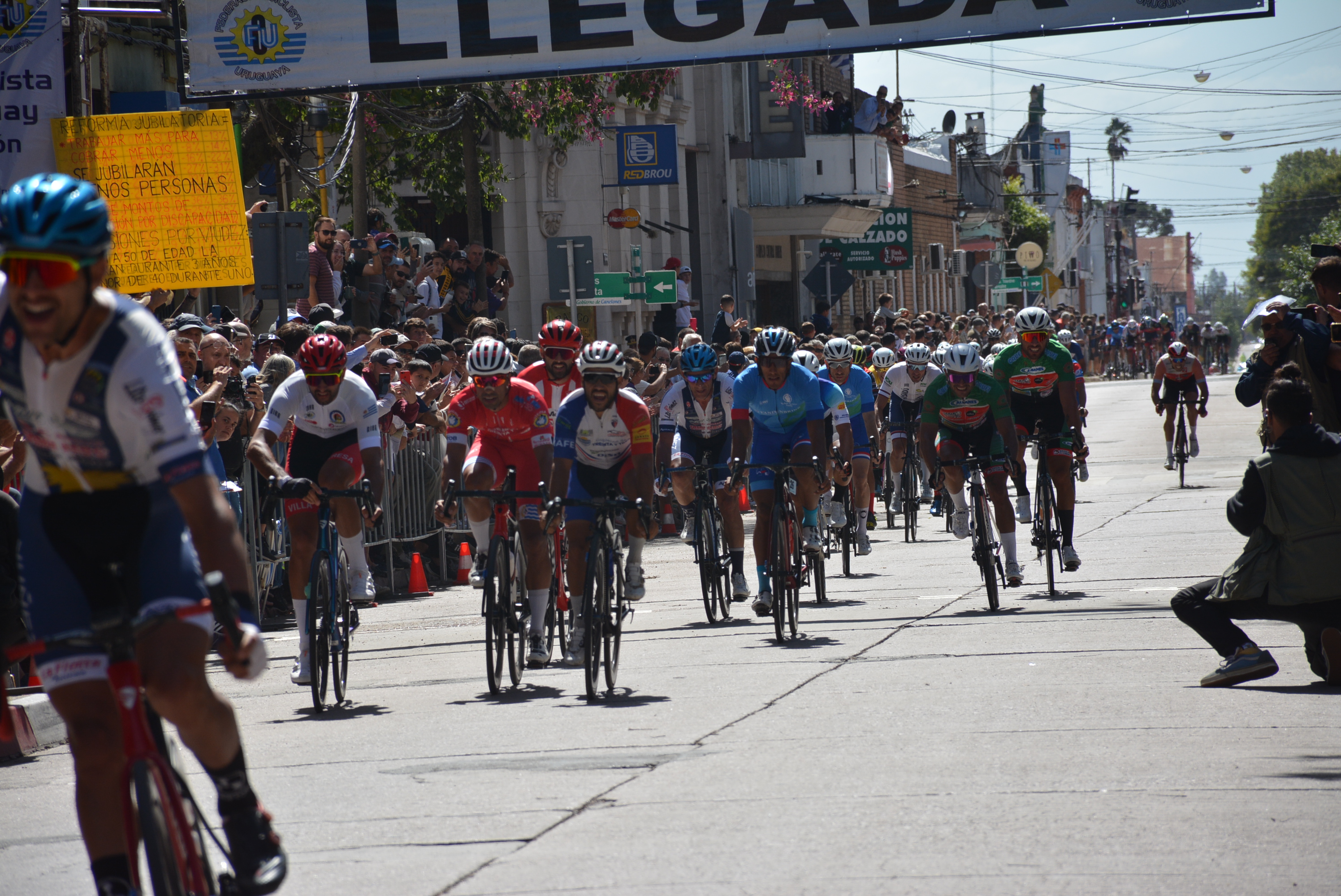 Vuelta Ciclista 2023: llegada de la primera etapa y podio en ciudad de Canelones