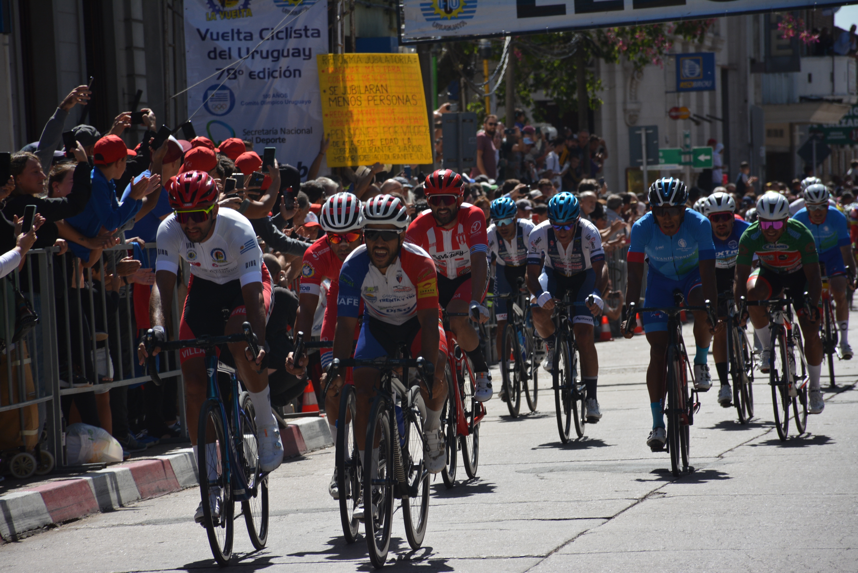 Vuelta Ciclista 2023: llegada de la primera etapa y podio en ciudad de Canelones