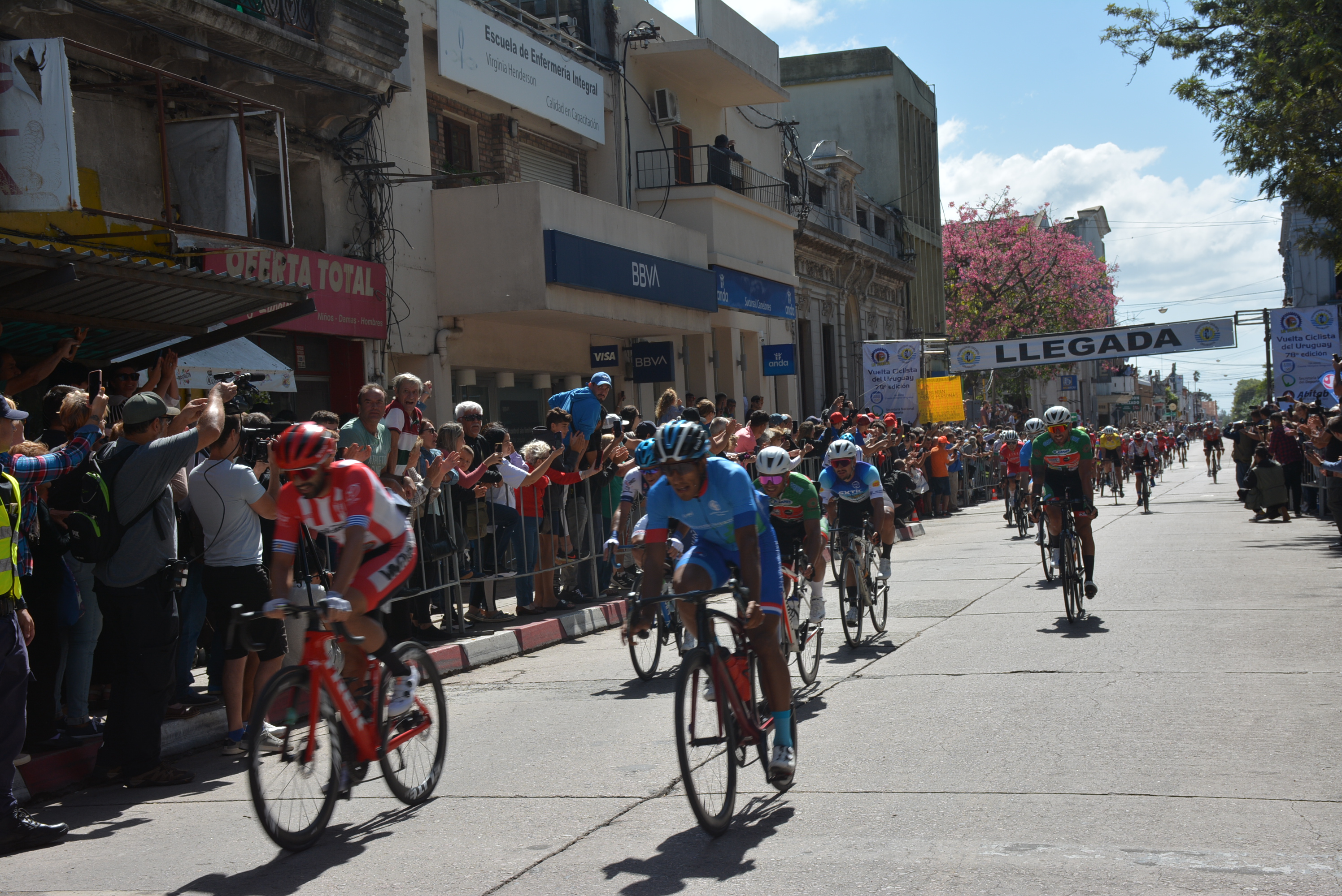 Vuelta Ciclista 2023: llegada de la primera etapa y podio en ciudad de Canelones