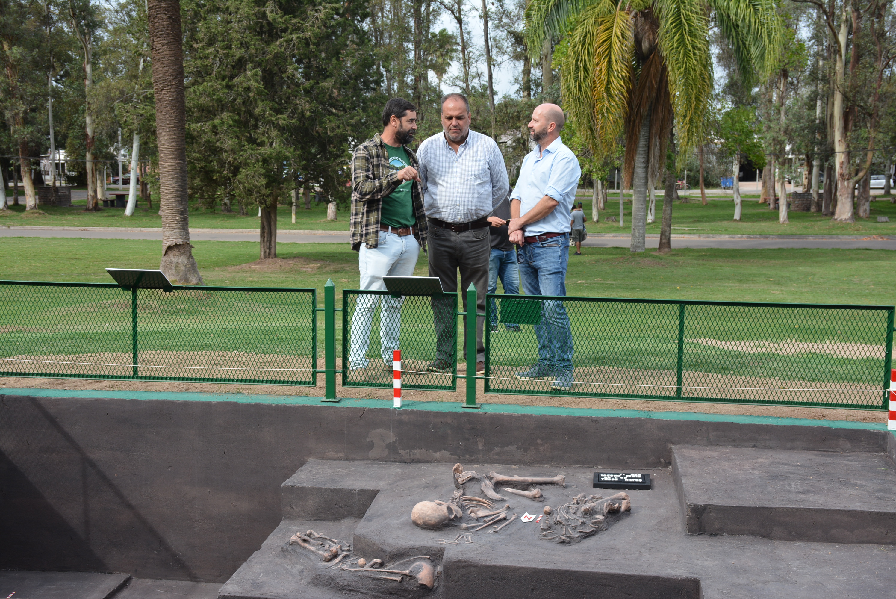 Se inauguró una recreación de un cerrito indígena y una muestra fotográfica en homenaje a Jorge Femenías en el Museo Arqueológico Prof. Antonio Taddei