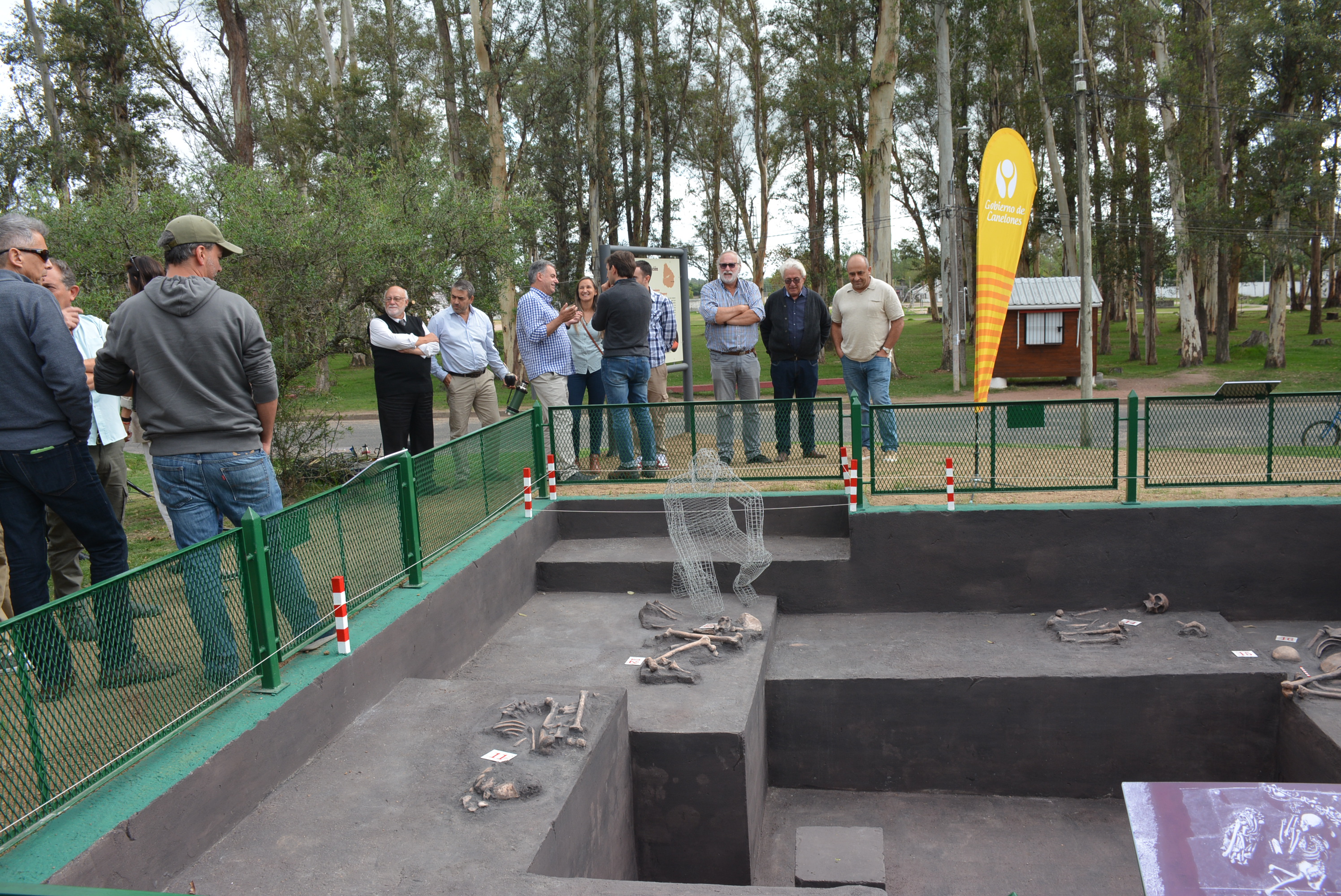 Se inauguró una recreación de un cerrito indígena y una muestra fotográfica en homenaje a Jorge Femenías en el Museo Arqueológico Prof. Antonio Taddei