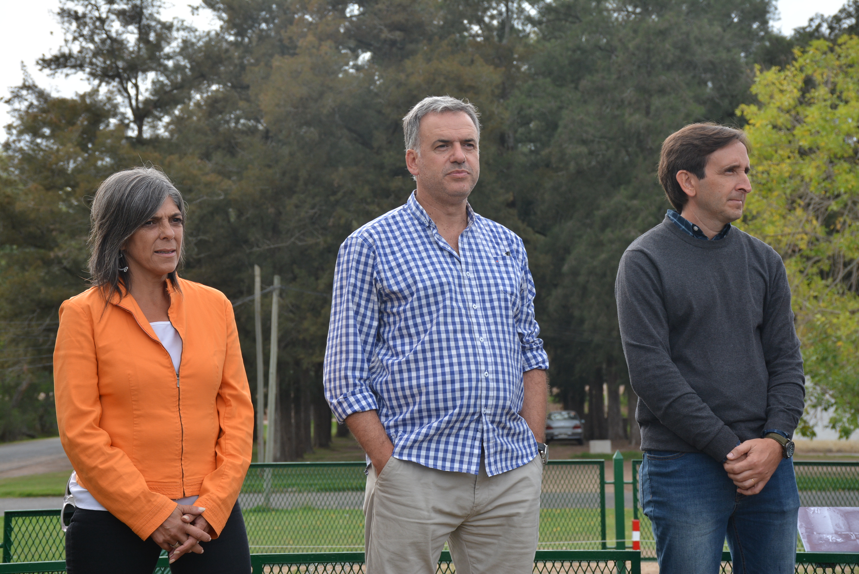 Pro Secretaria General, Lic. Silvana Nieves, Intendente de Canelones, Prof. Yamandú Orsi, y Lautaro Femenías, en la inauguración del cerrito indígena y de la fotogalería de Jorge Femenías