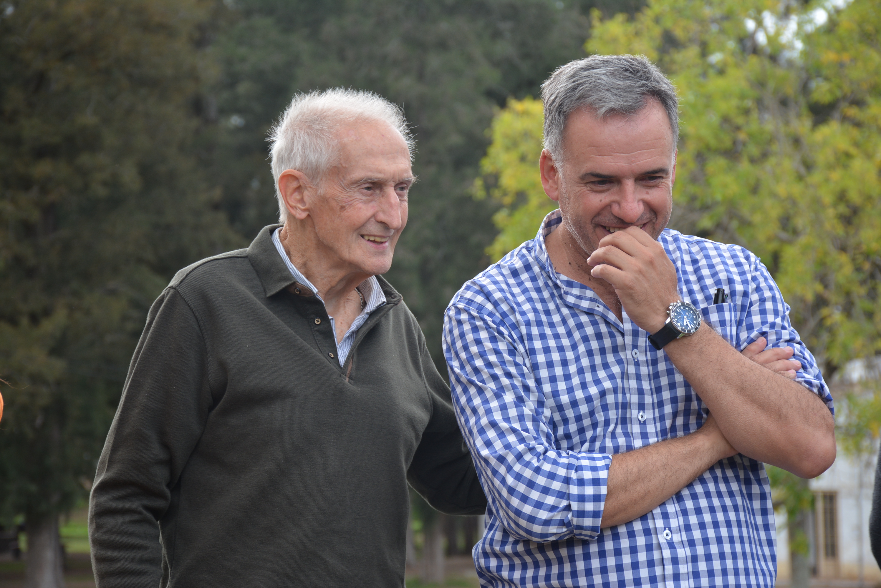 Víctor Femenías, hermano de Jorge Femenías, y el Intendente de Canelones, Prof. Yamandú Orsi, en la inauguración del cerrito indígena y de la fotogalería de Jorge Femenías