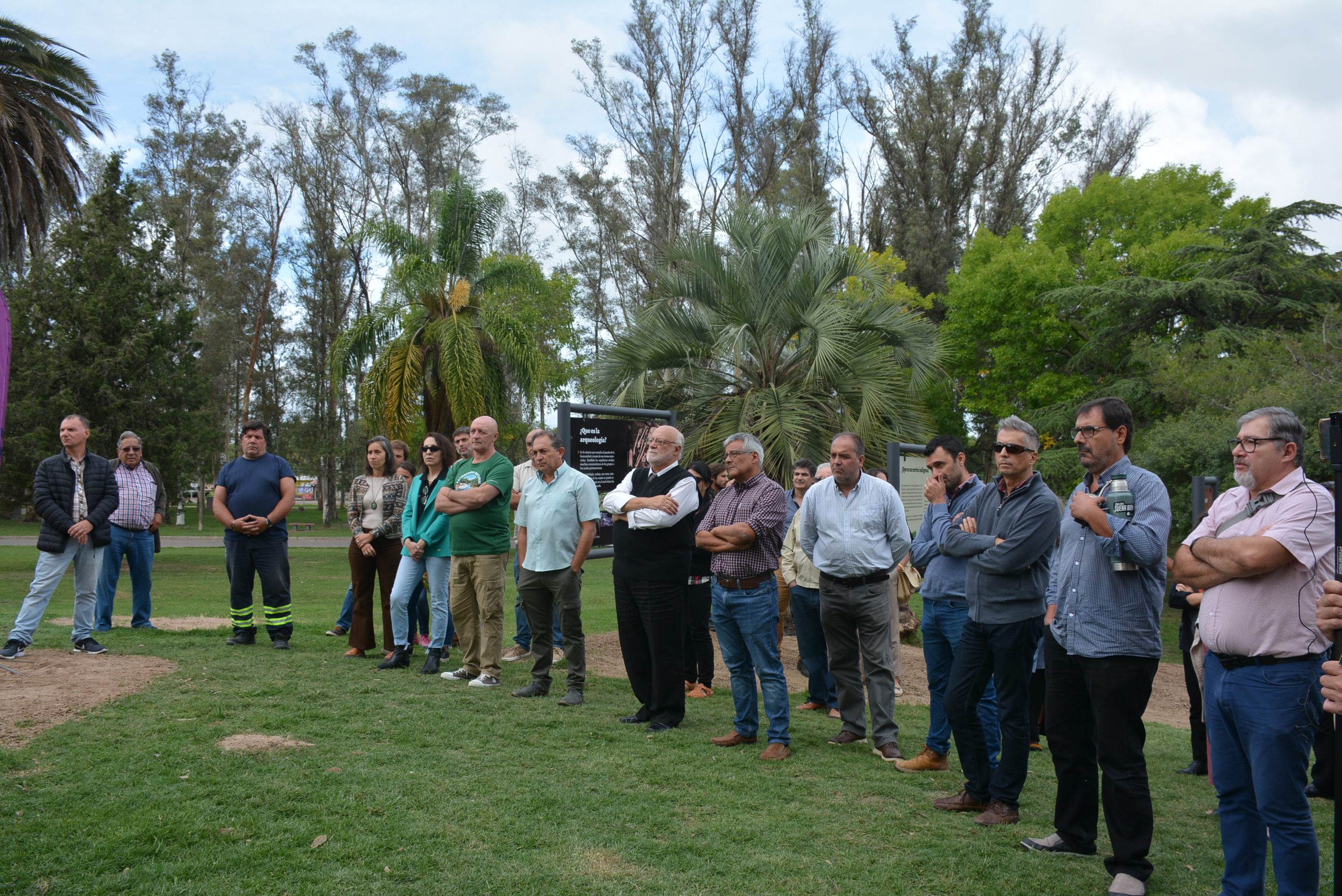 Se inauguró una recreación de un cerrito indígena y una muestra fotográfica en homenaje a Jorge Femenías en el Museo Arqueológico Prof. Antonio Taddei