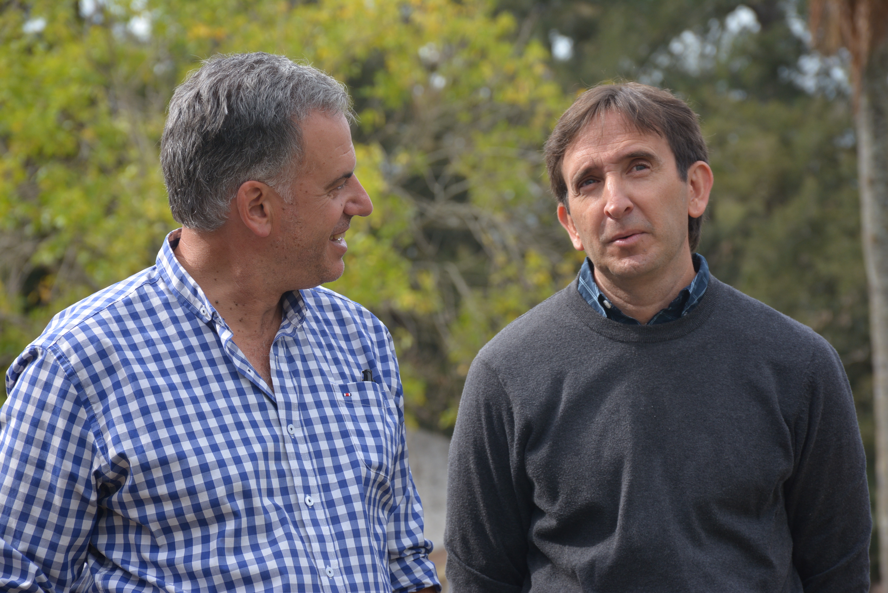 Intendente de Canelones, Prof. Yamandú Orsi, y Lautaro Femenías, hijo de Jorge Femenías, en la inauguración del cerrito indígena y de la fotogalería sobre su padre.