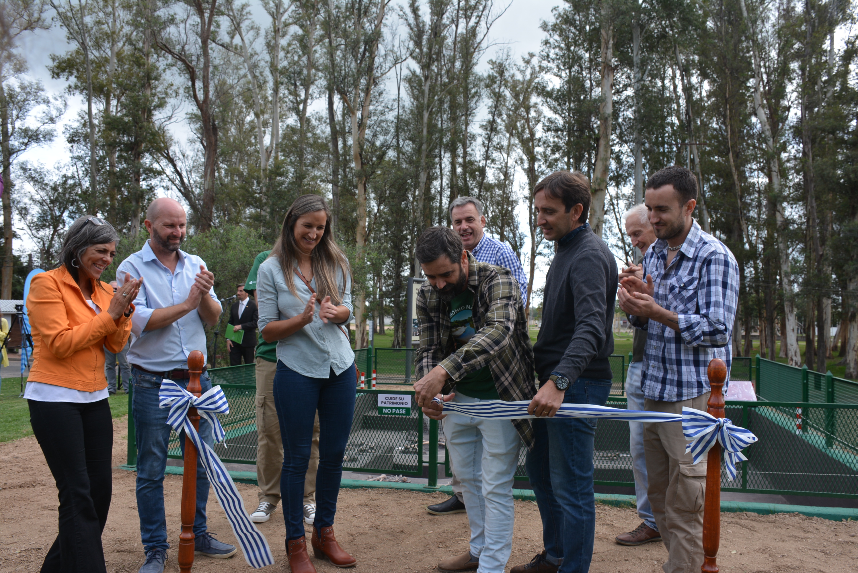 Se inauguró una recreación de un cerrito indígena y una muestra fotográfica en homenaje a Jorge Femenías en el Museo Arqueológico Prof. Antonio Taddei