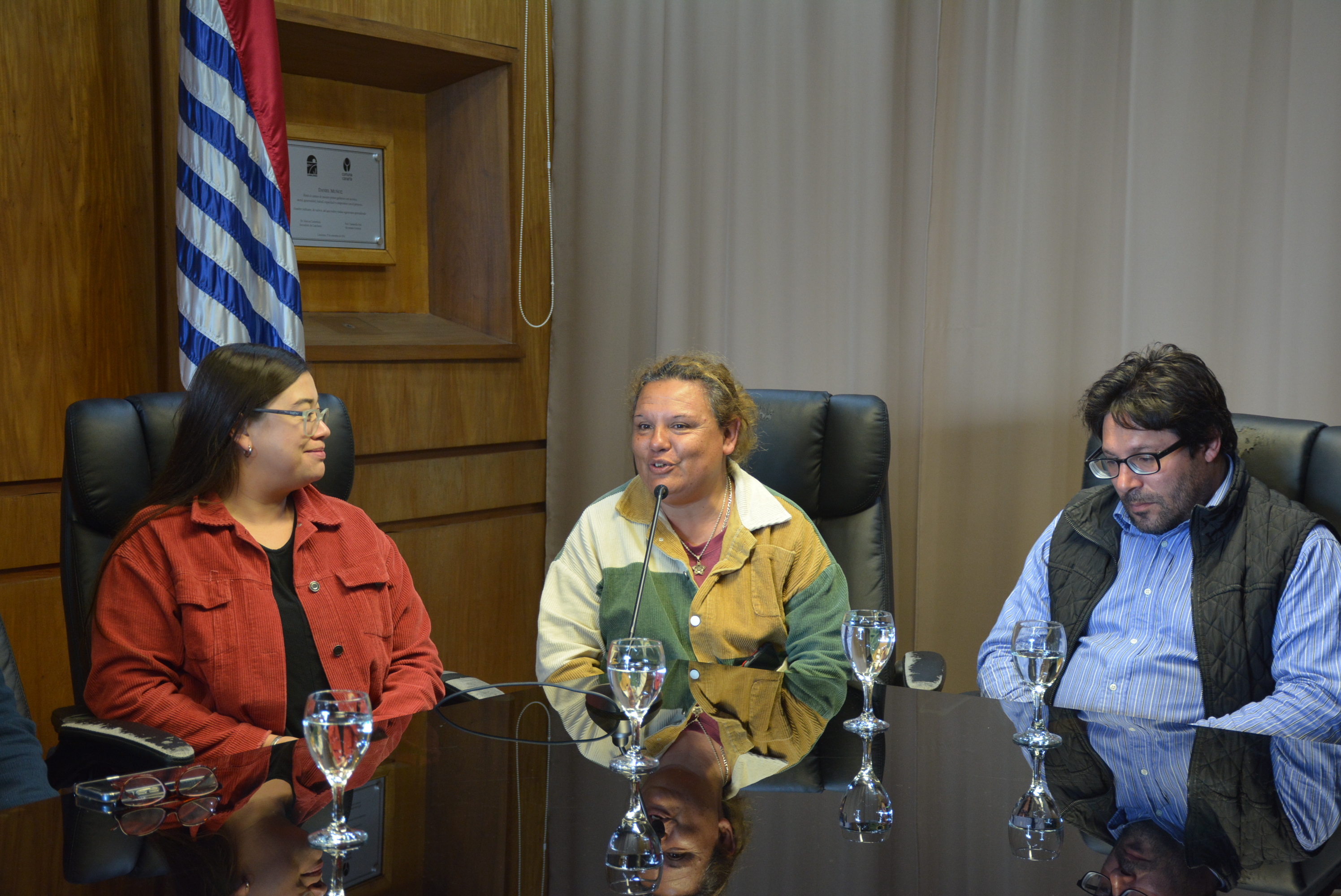 Secretaria del Interior del PIT-CNT, Mariana Píriz, y dirigentes de la UNATRA, María Flores y Germán González, en el lanzamiento del Día Nacional del Trabajador y la Trabajadora Rural, que se celebrará en Canelones.